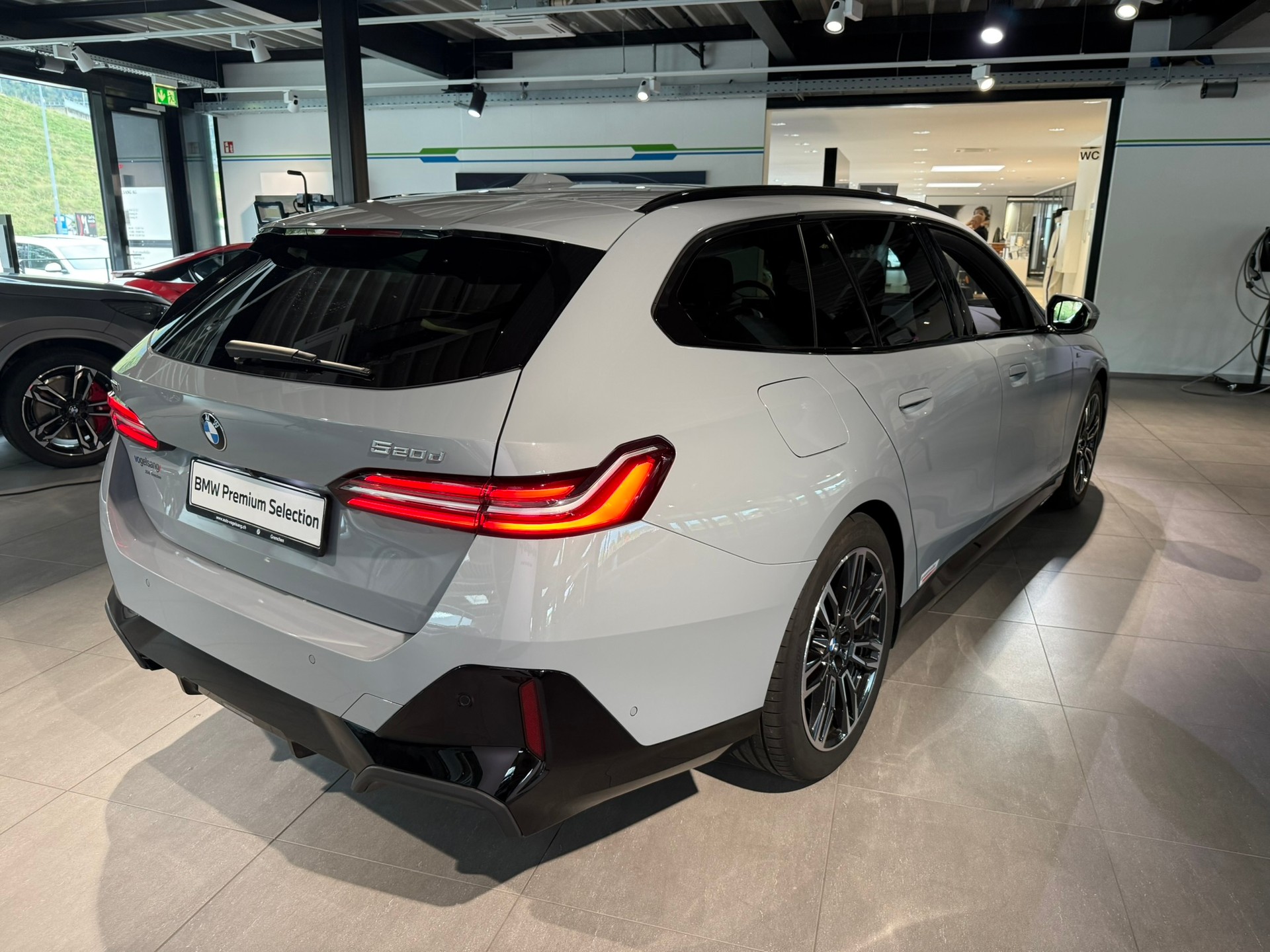 BMW 520d xDrive 48V Touring M Sport Steptronic-image-7