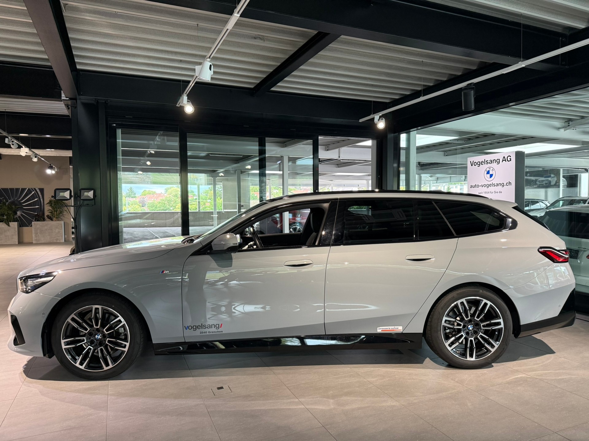 BMW 520d xDrive 48V Touring M Sport Steptronic-image-4
