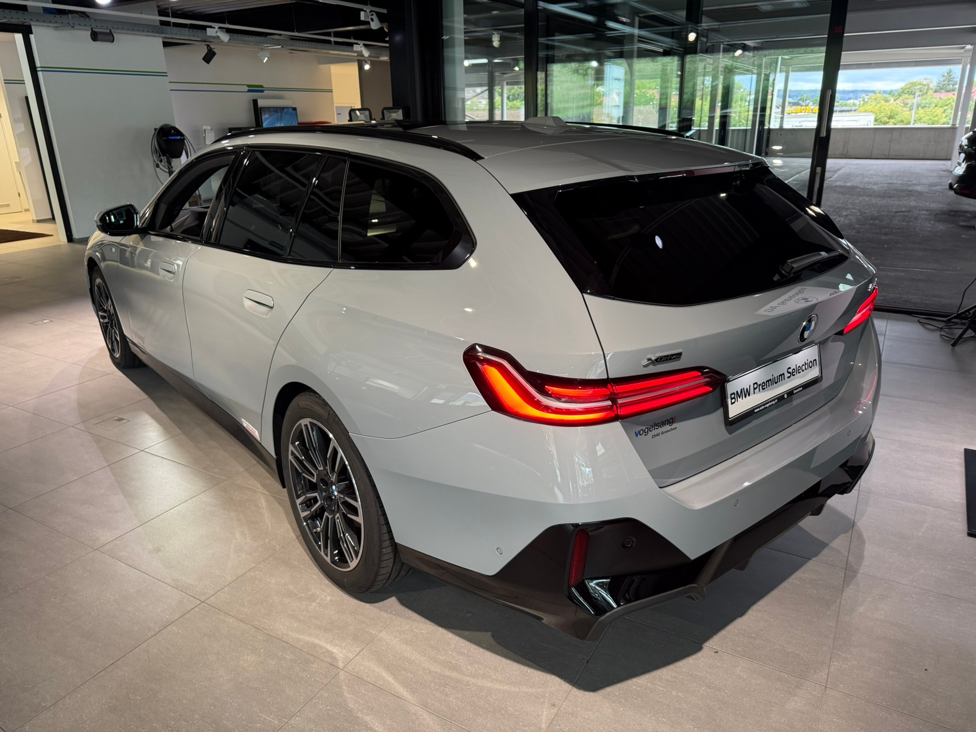 BMW 520d xDrive 48V Touring M Sport Steptronic-image-5
