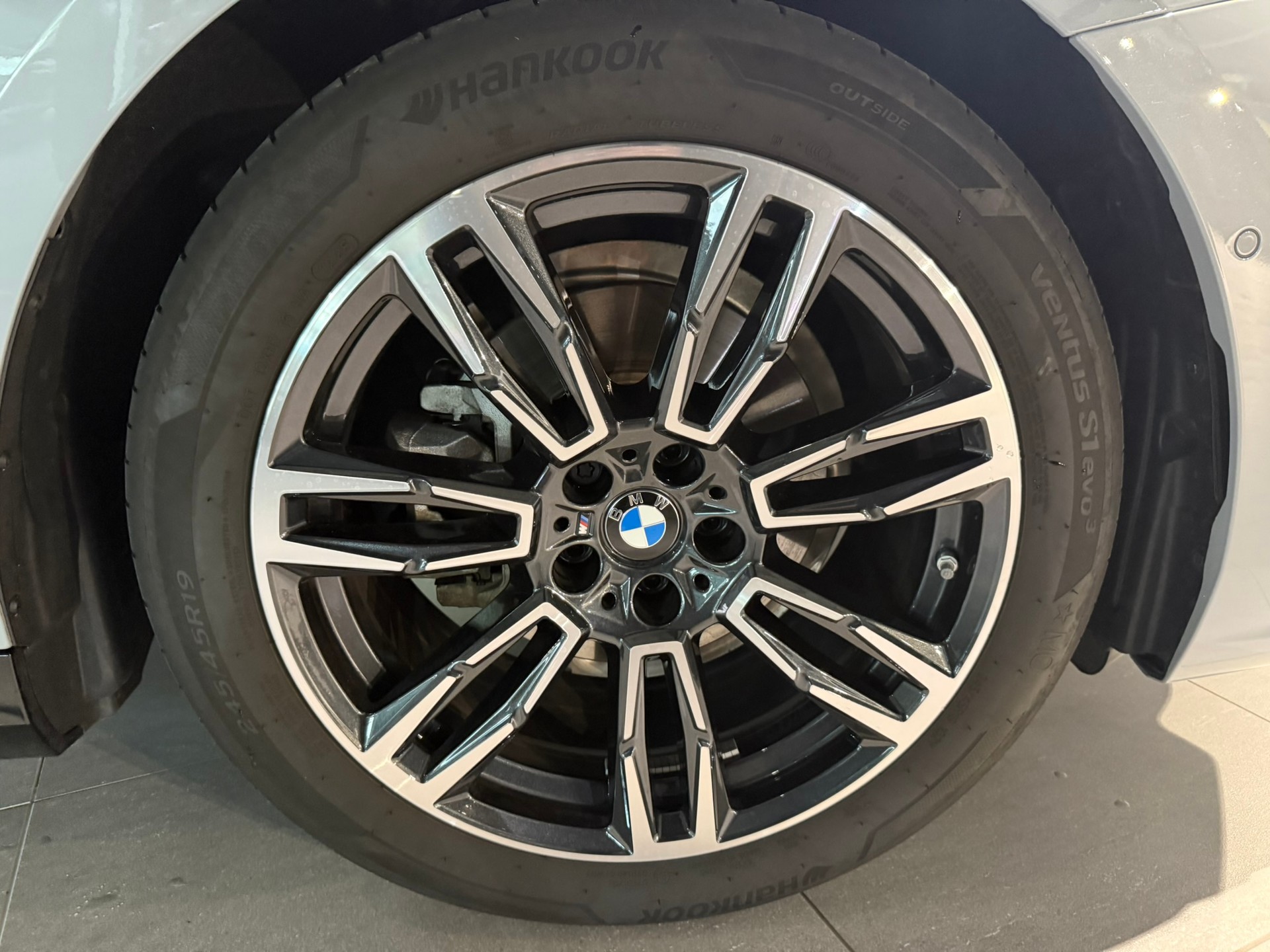 BMW 520d xDrive 48V Touring M Sport Steptronic-image-11