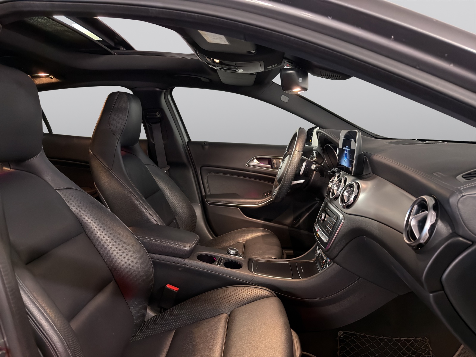 MERCEDES-BENZ GLA 250 AMG Line Swiss Star 4Matic 7G-DCT-image-1