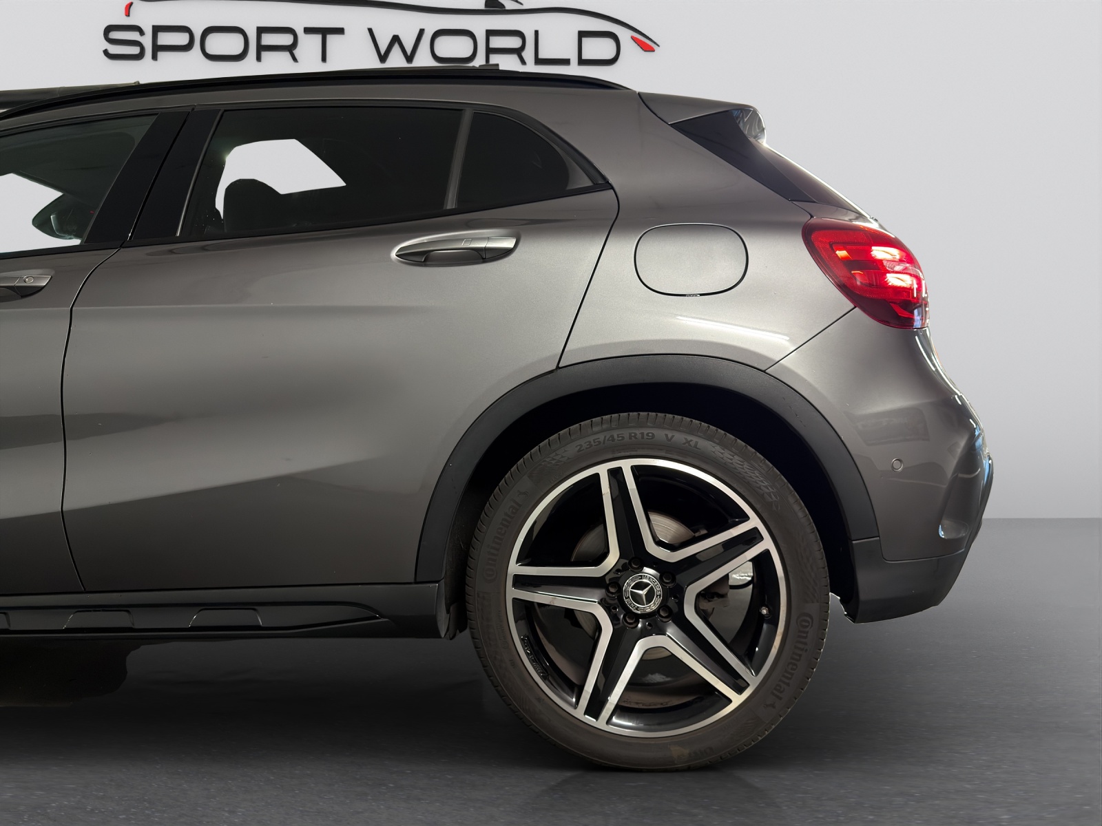 MERCEDES-BENZ GLA 250 AMG Line Swiss Star 4Matic 7G-DCT-image-27