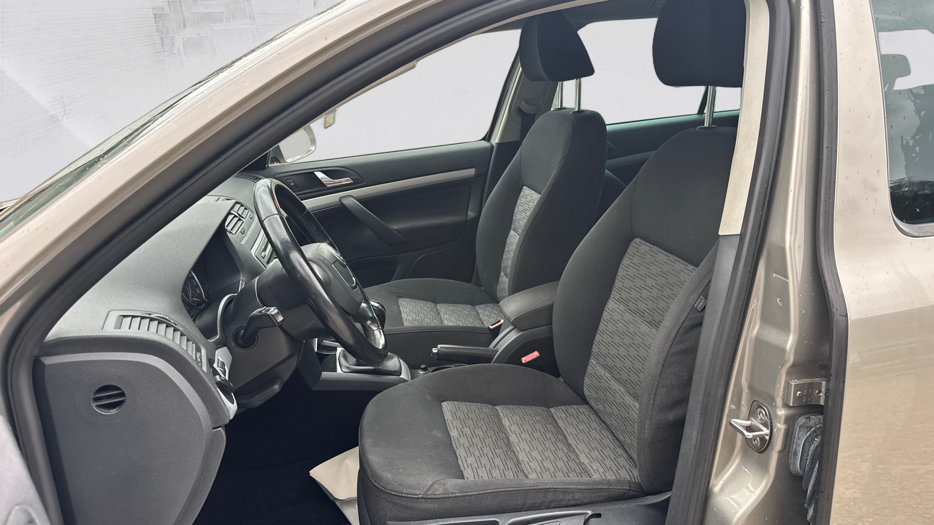 SKODA Octavia Combi 1.8 TSI 4x4-image-16