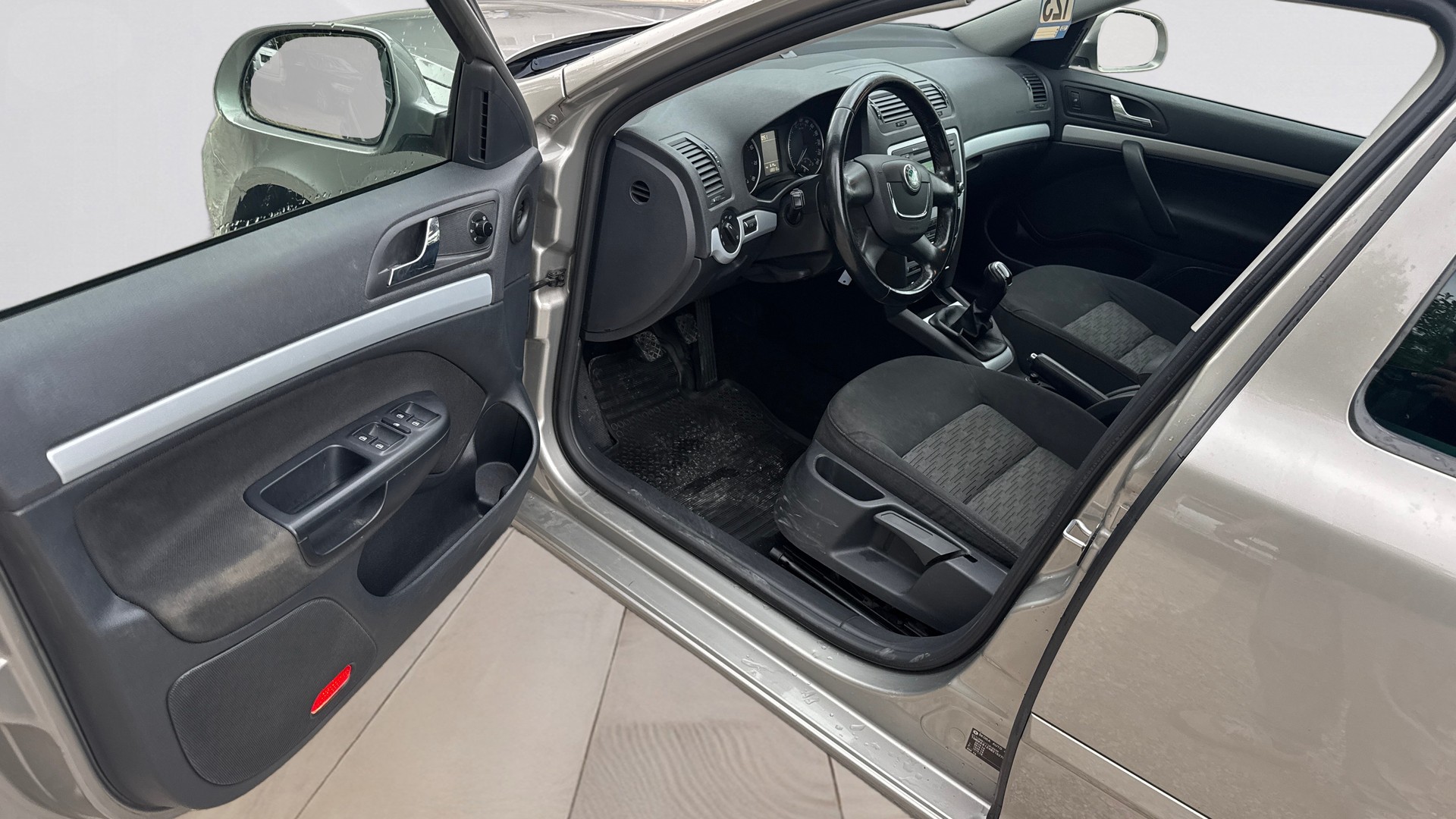 SKODA Octavia Combi 1.8 TSI 4x4-image-15