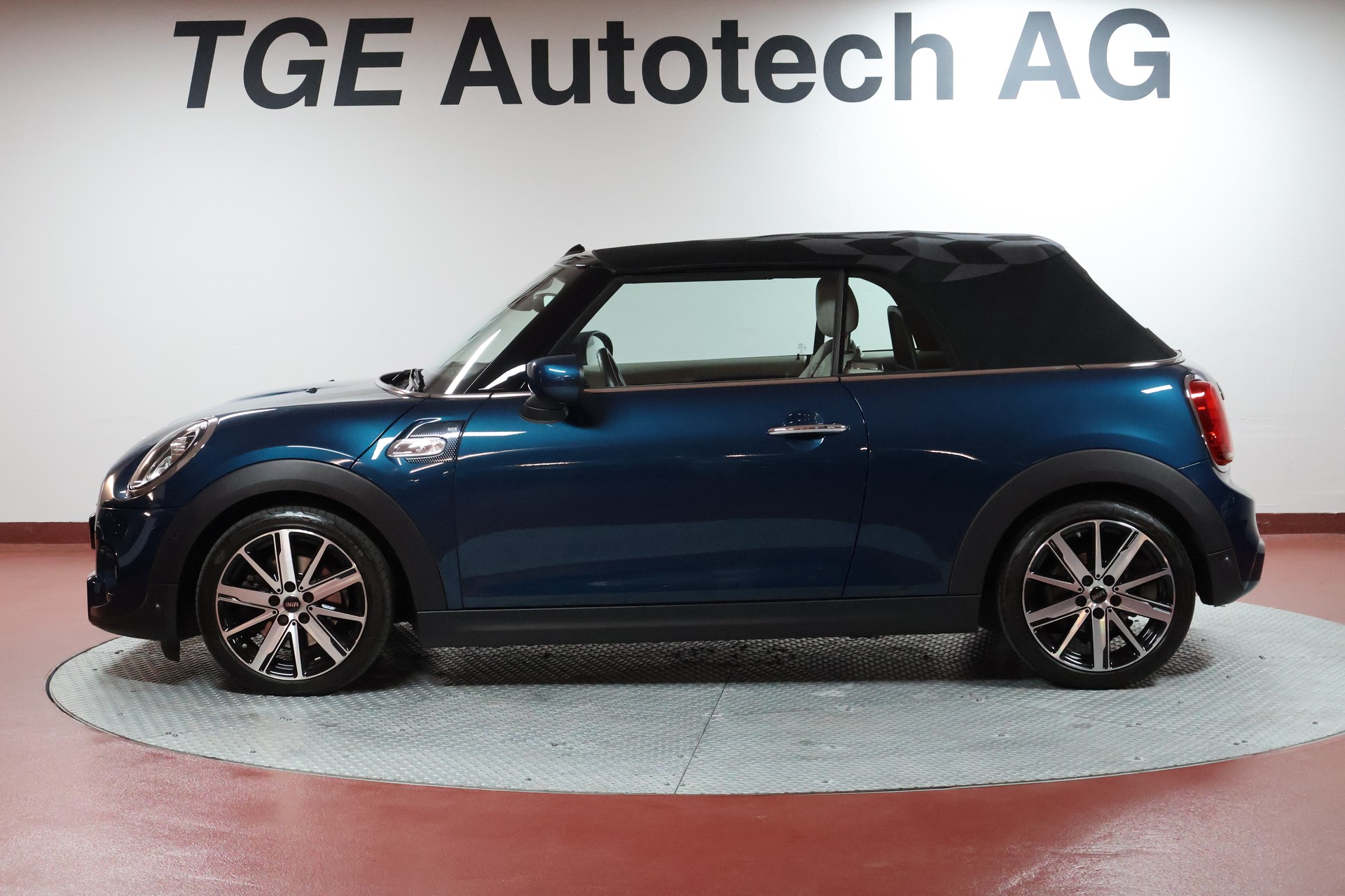 MINI Cooper S Cabriolet DKG Sidewalk Edition-image-3