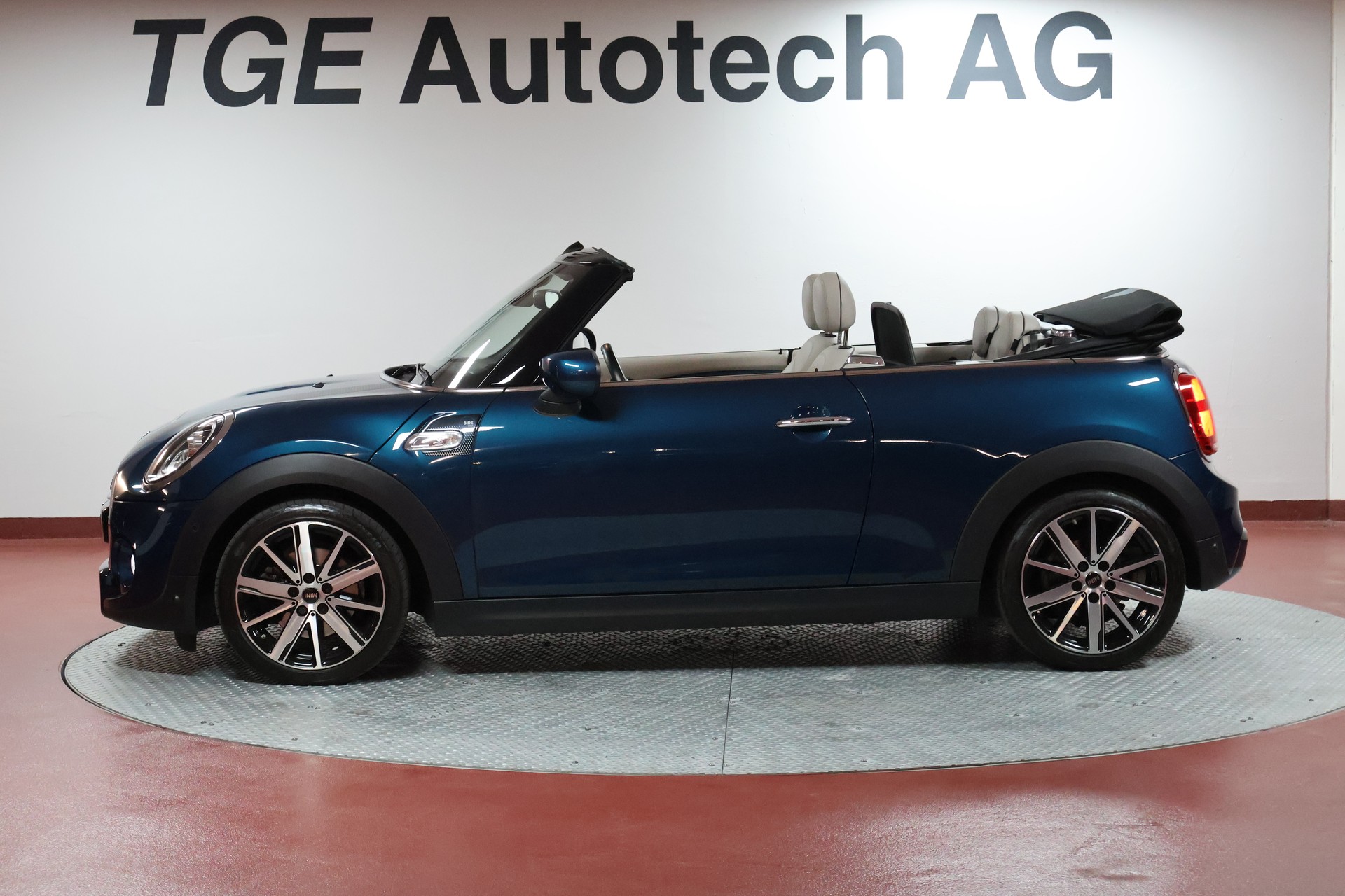 MINI Cooper S Cabriolet DKG Sidewalk Edition-image-4