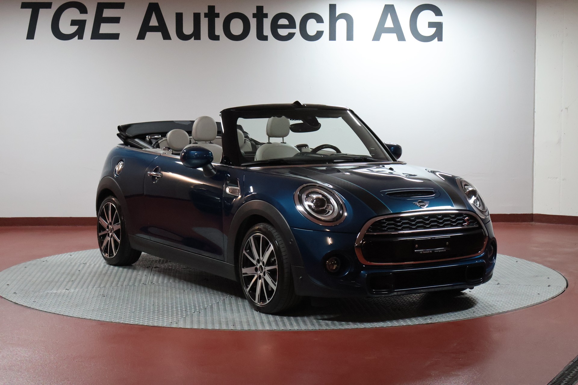MINI Cooper S Cabriolet DKG Sidewalk Edition-image-2