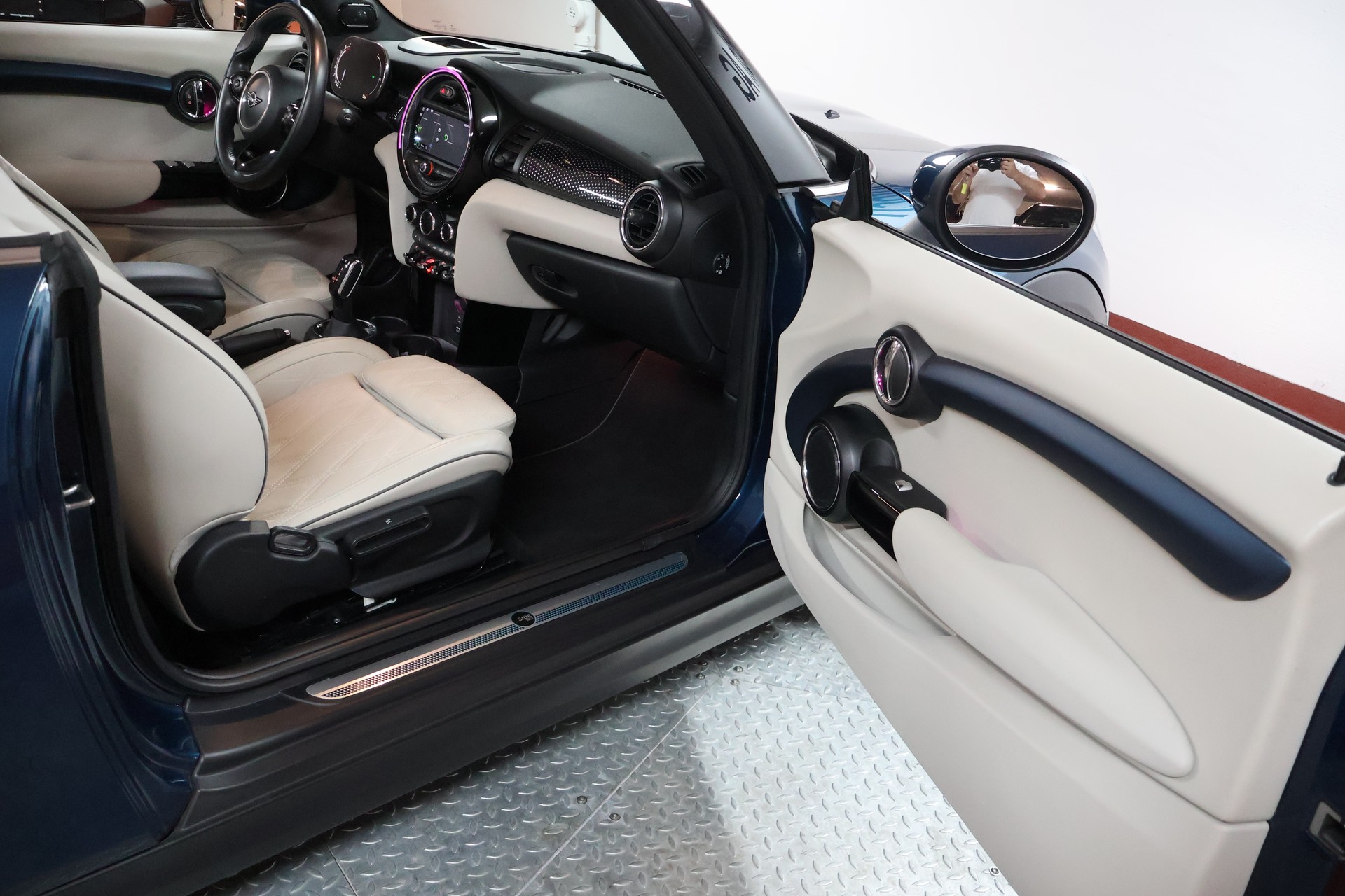 MINI Cooper S Cabriolet DKG Sidewalk Edition-image-13