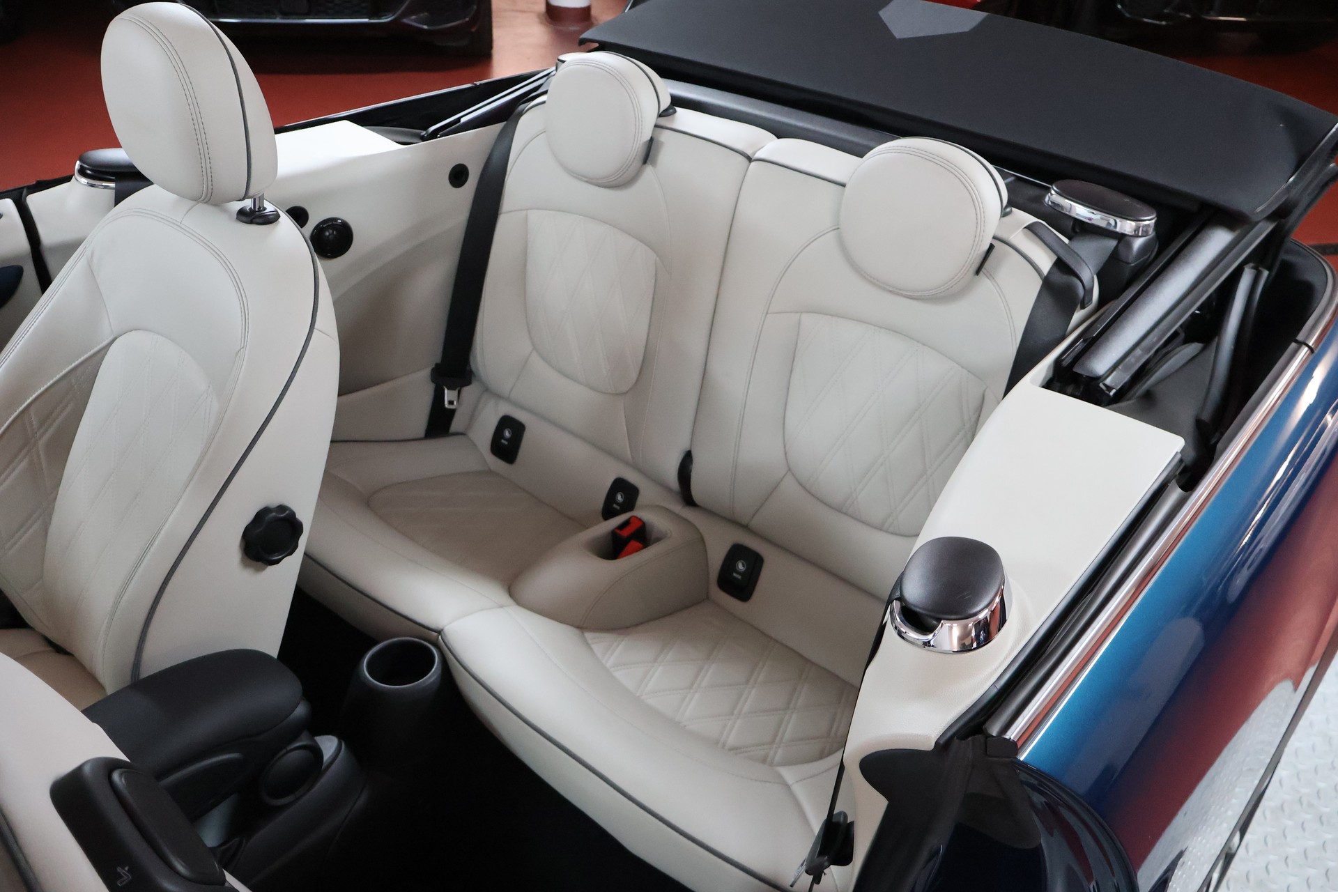 MINI Cooper S Cabriolet DKG Sidewalk Edition-image-15