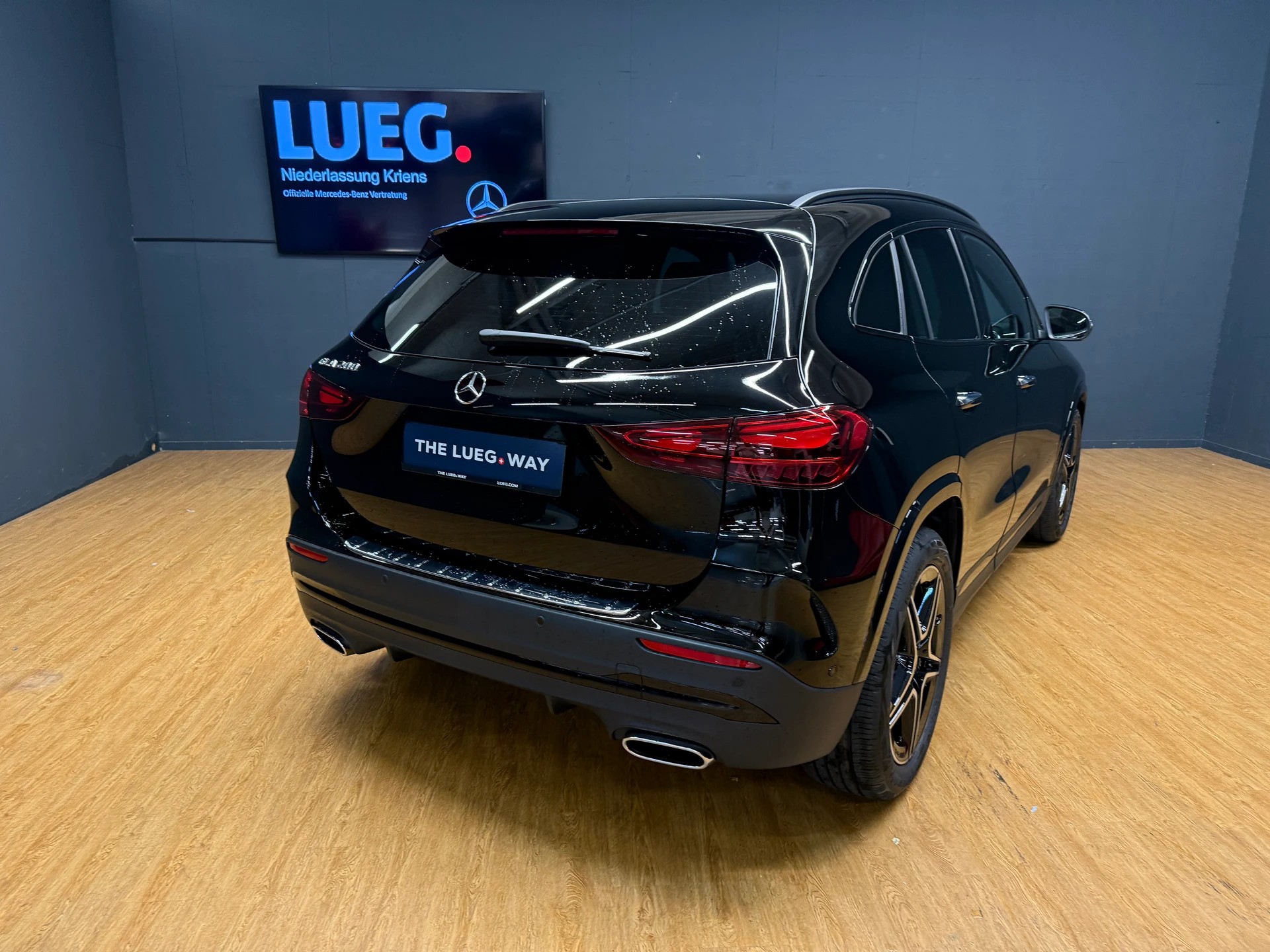 MERCEDES-BENZ GLA 200 - AMG / DISTRONIC / 360 Grad Kamera / AHK / Sitzmemory-image-9