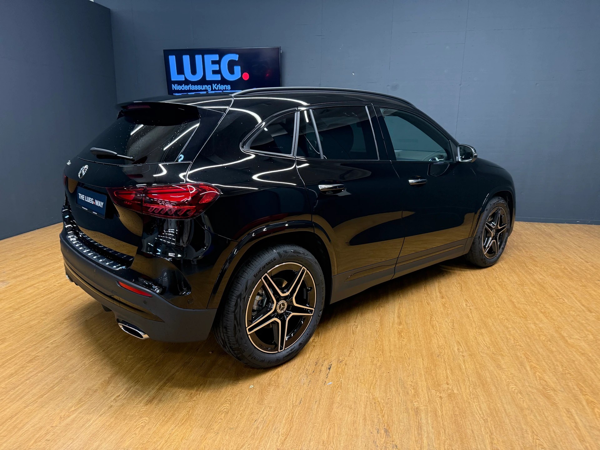 MERCEDES-BENZ GLA 200 - AMG / DISTRONIC / 360 Grad Kamera / AHK / Sitzmemory-image-8
