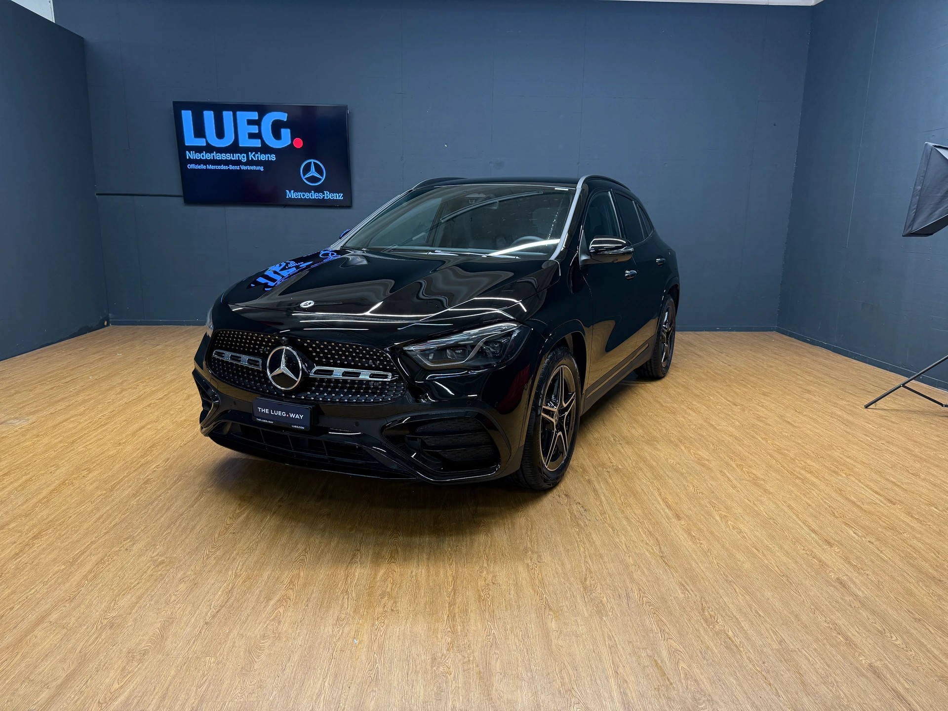MERCEDES-BENZ GLA 200 - AMG / DISTRONIC / 360 Grad Kamera / AHK / Sitzmemory-image-0