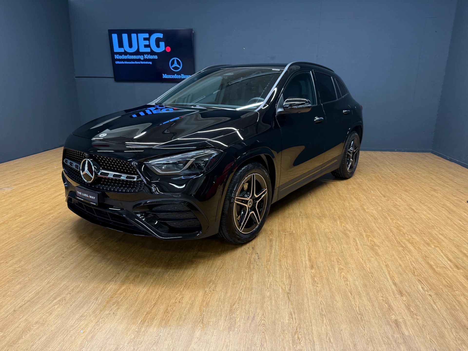 MERCEDES-BENZ GLA 200 - AMG / DISTRONIC / 360 Grad Kamera / AHK / Sitzmemory-image-1