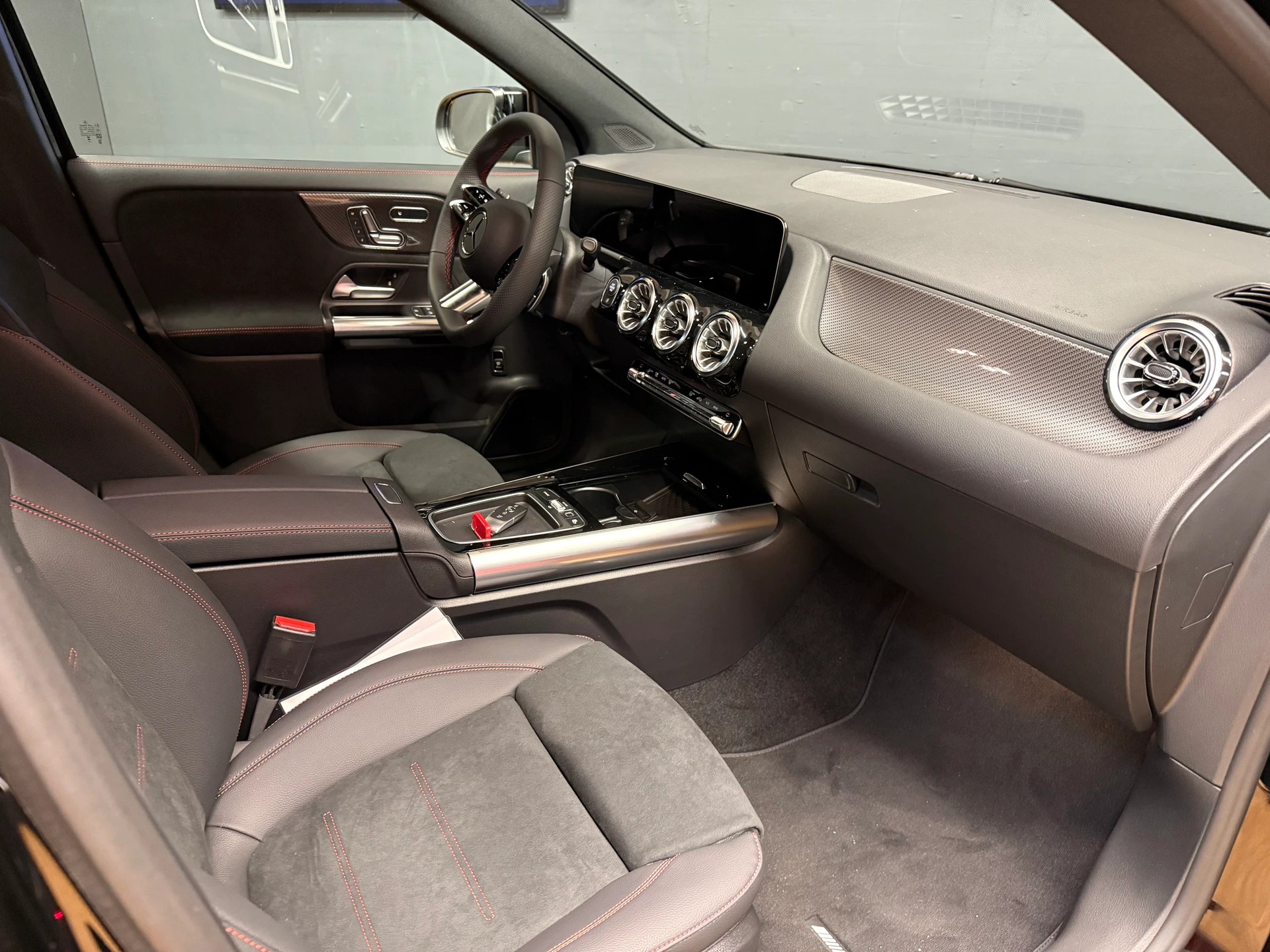 MERCEDES-BENZ GLA 200 - AMG / DISTRONIC / 360 Grad Kamera / AHK / Sitzmemory-image-14