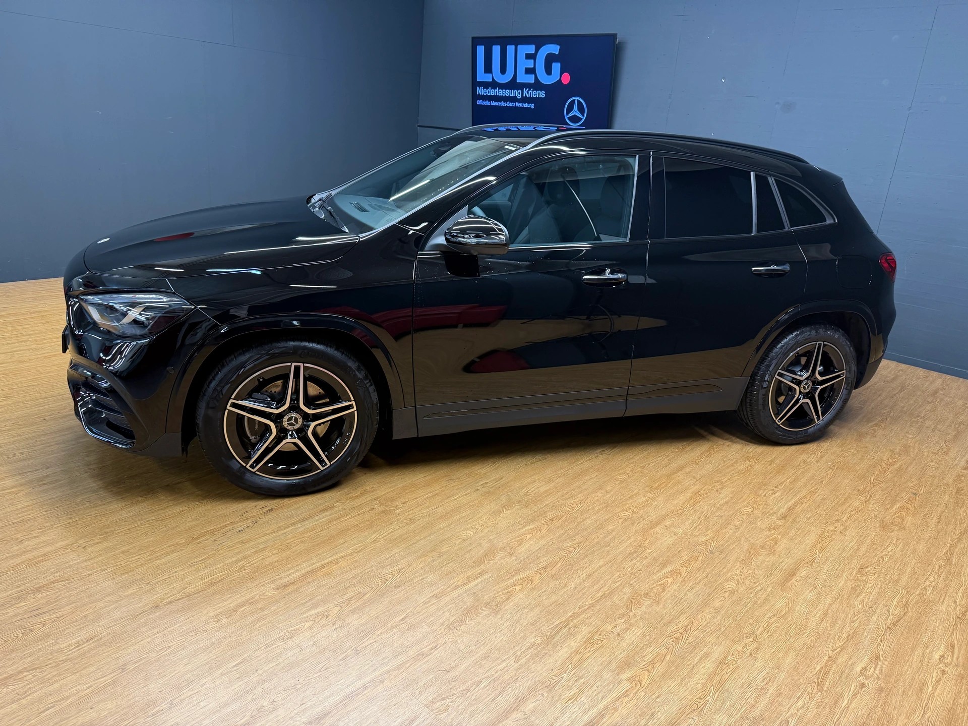 MERCEDES-BENZ GLA 200 - AMG / DISTRONIC / 360 Grad Kamera / AHK / Sitzmemory-image-3