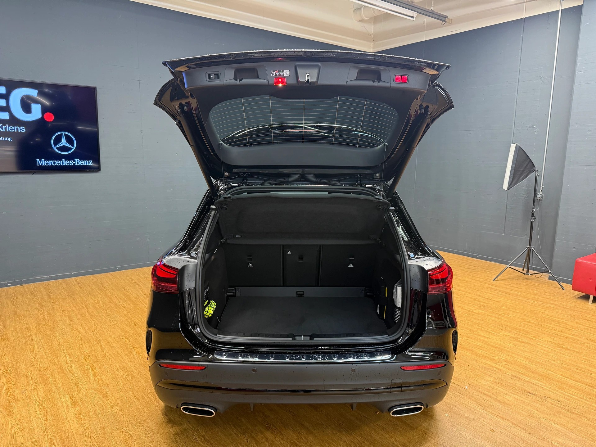 MERCEDES-BENZ GLA 200 - AMG / DISTRONIC / 360 Grad Kamera / AHK / Sitzmemory-image-11