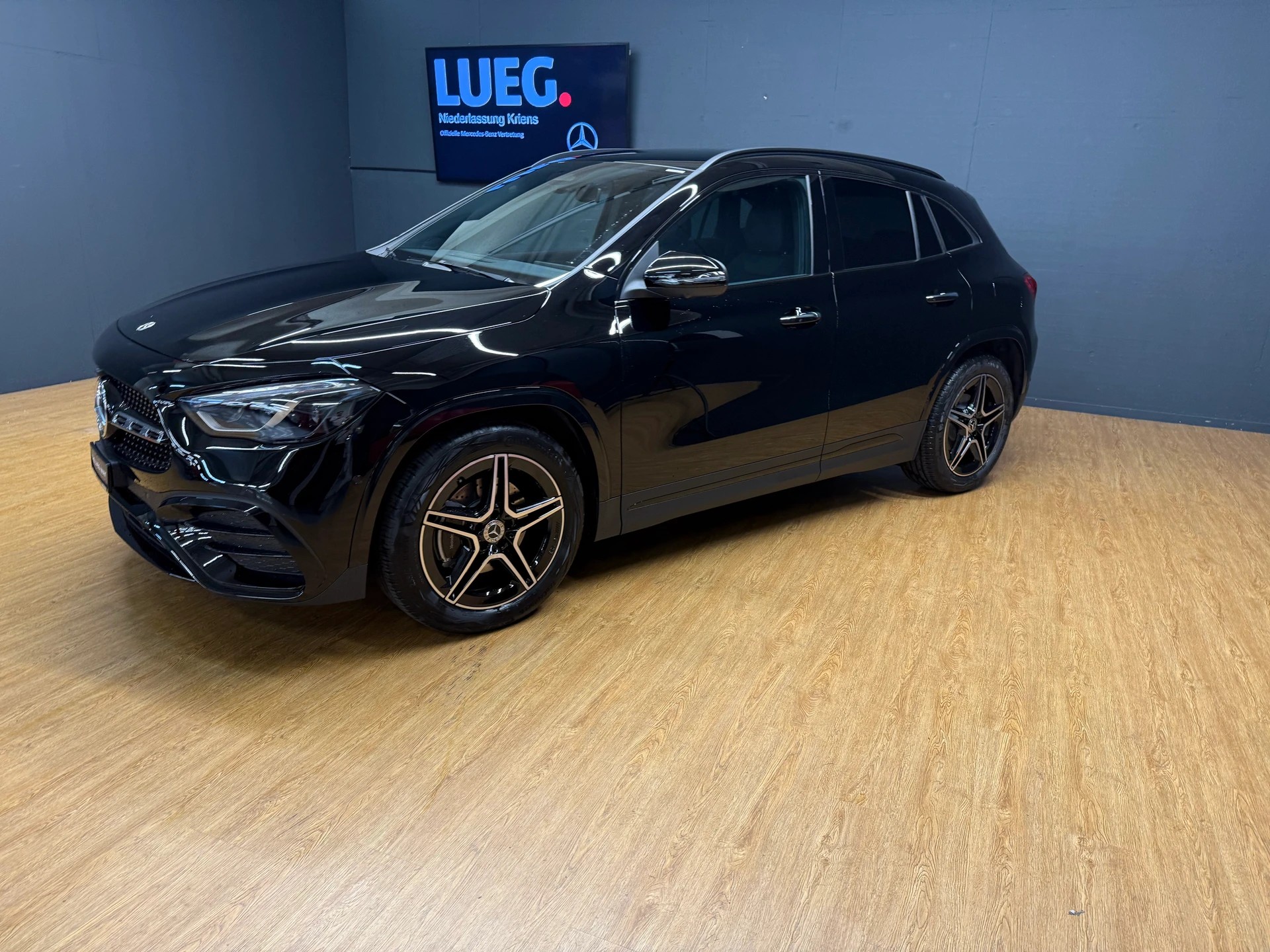 MERCEDES-BENZ GLA 200 - AMG / DISTRONIC / 360 Grad Kamera / AHK / Sitzmemory-image-2
