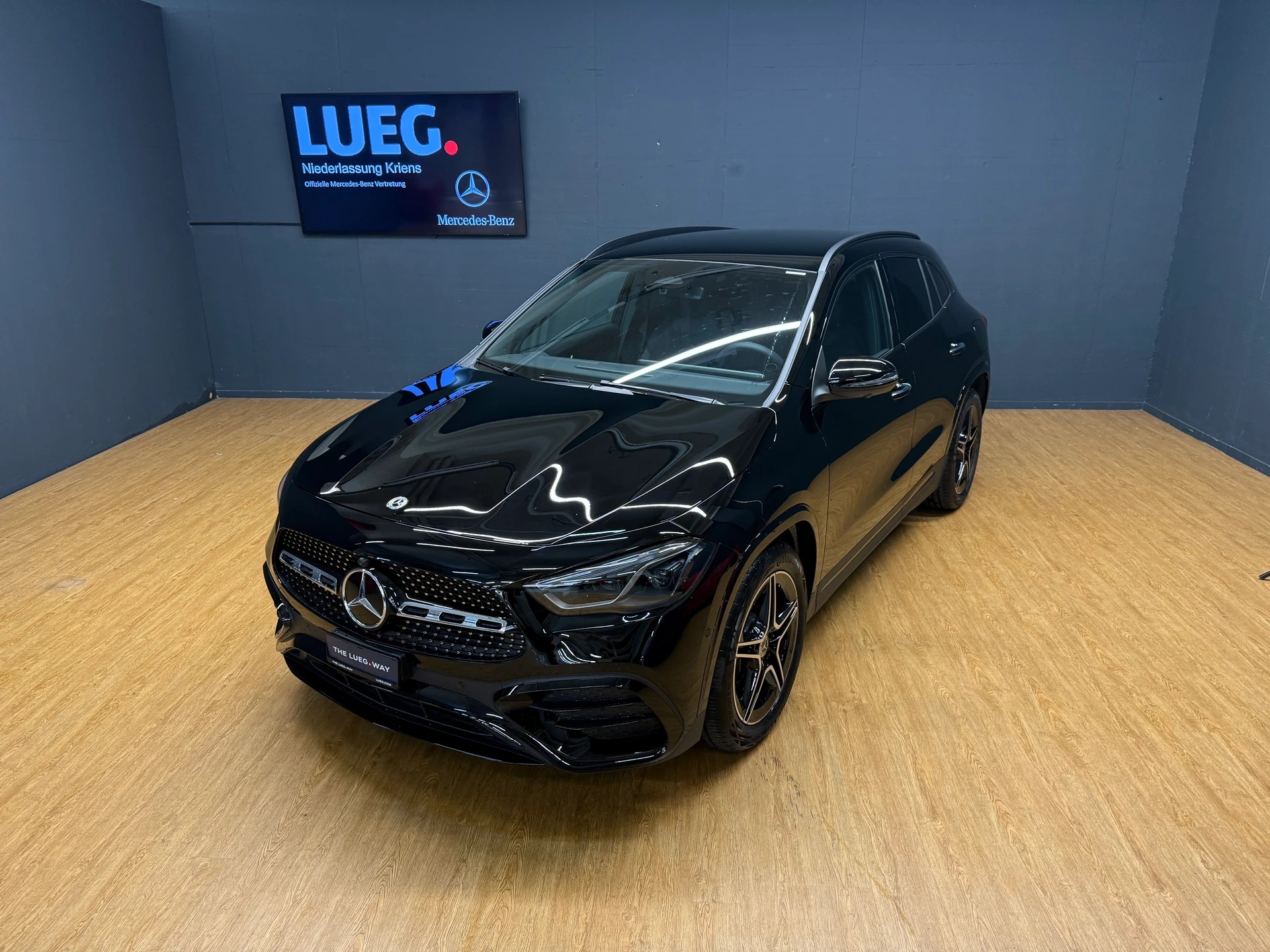 MERCEDES-BENZ GLA 200 - AMG / DISTRONIC / 360 Grad Kamera / AHK / Sitzmemory-image-4