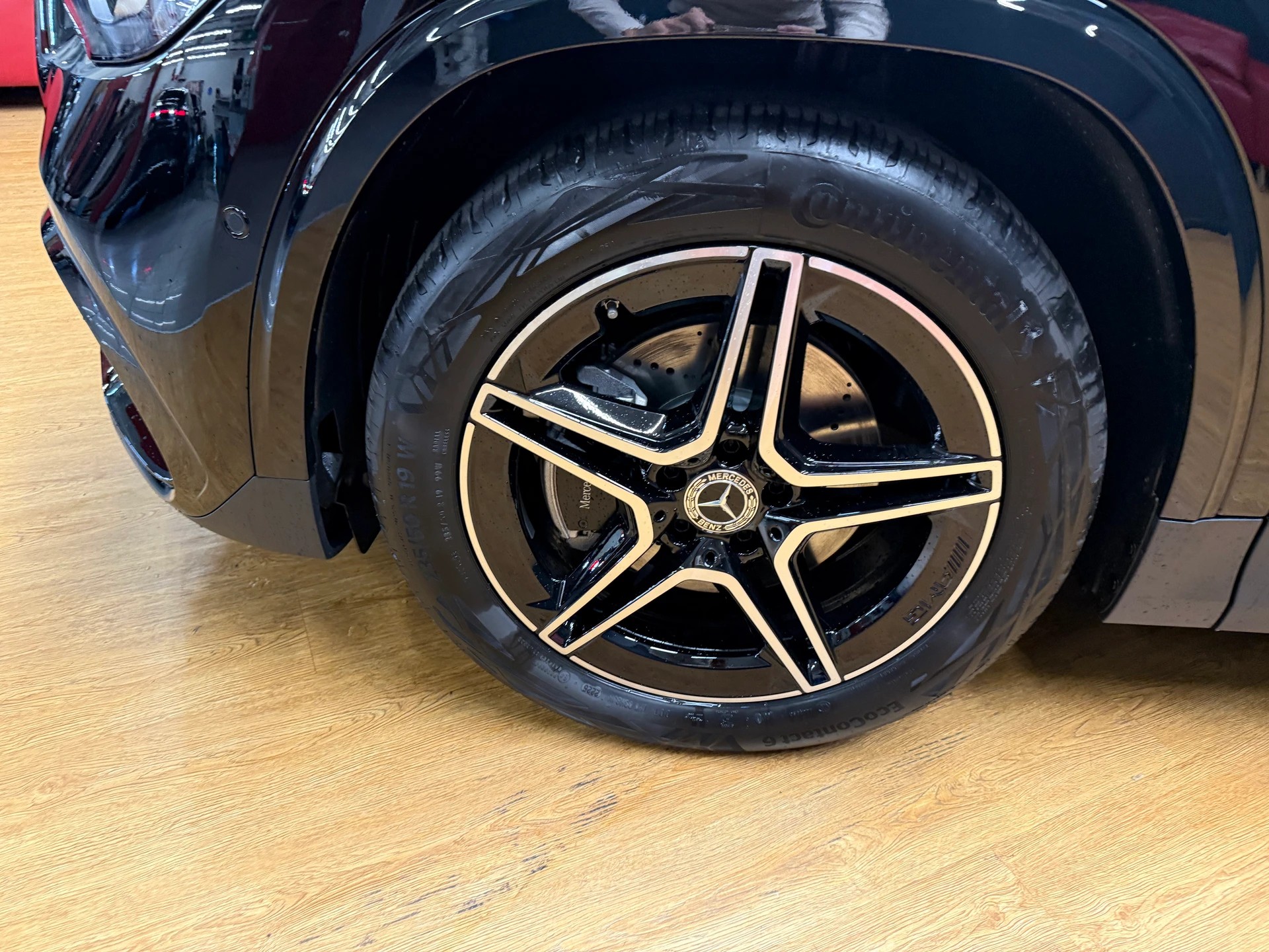 MERCEDES-BENZ GLA 200 - AMG / DISTRONIC / 360 Grad Kamera / AHK / Sitzmemory-image-6