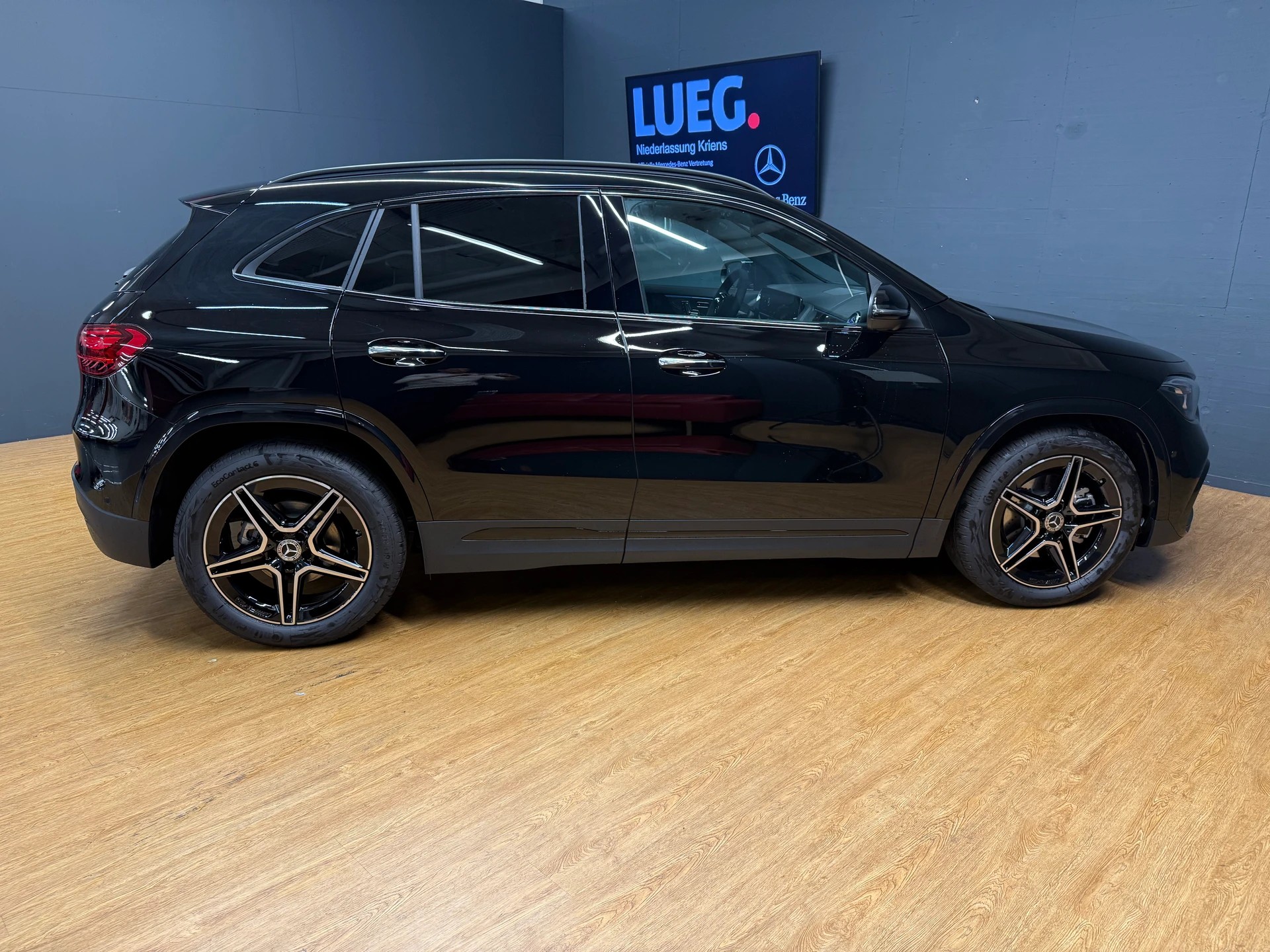 MERCEDES-BENZ GLA 200 - AMG / DISTRONIC / 360 Grad Kamera / AHK / Sitzmemory-image-7
