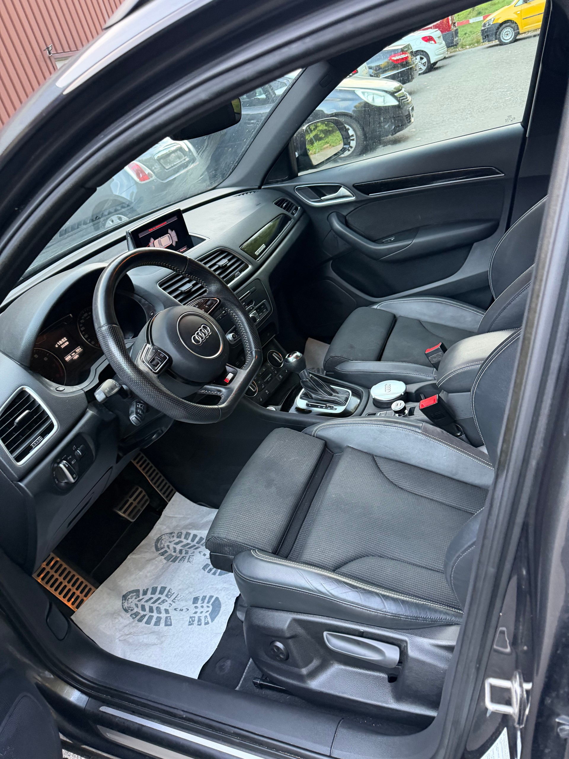 AUDI Q3 2.0 TFSI quattro S-tronic-image-9