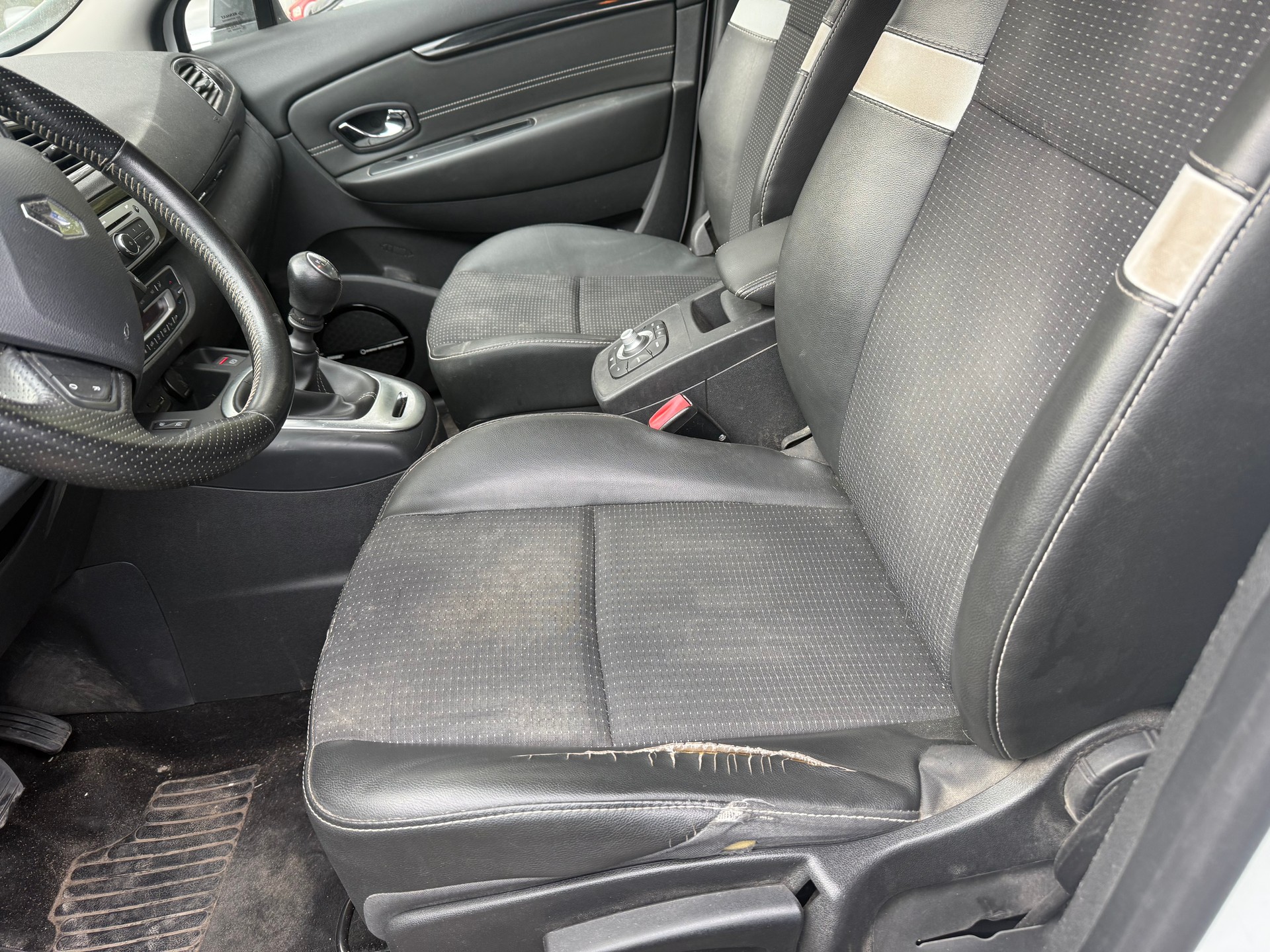 RENAULT Scénic 1.2 16V Turbo Bose Edition-image-4