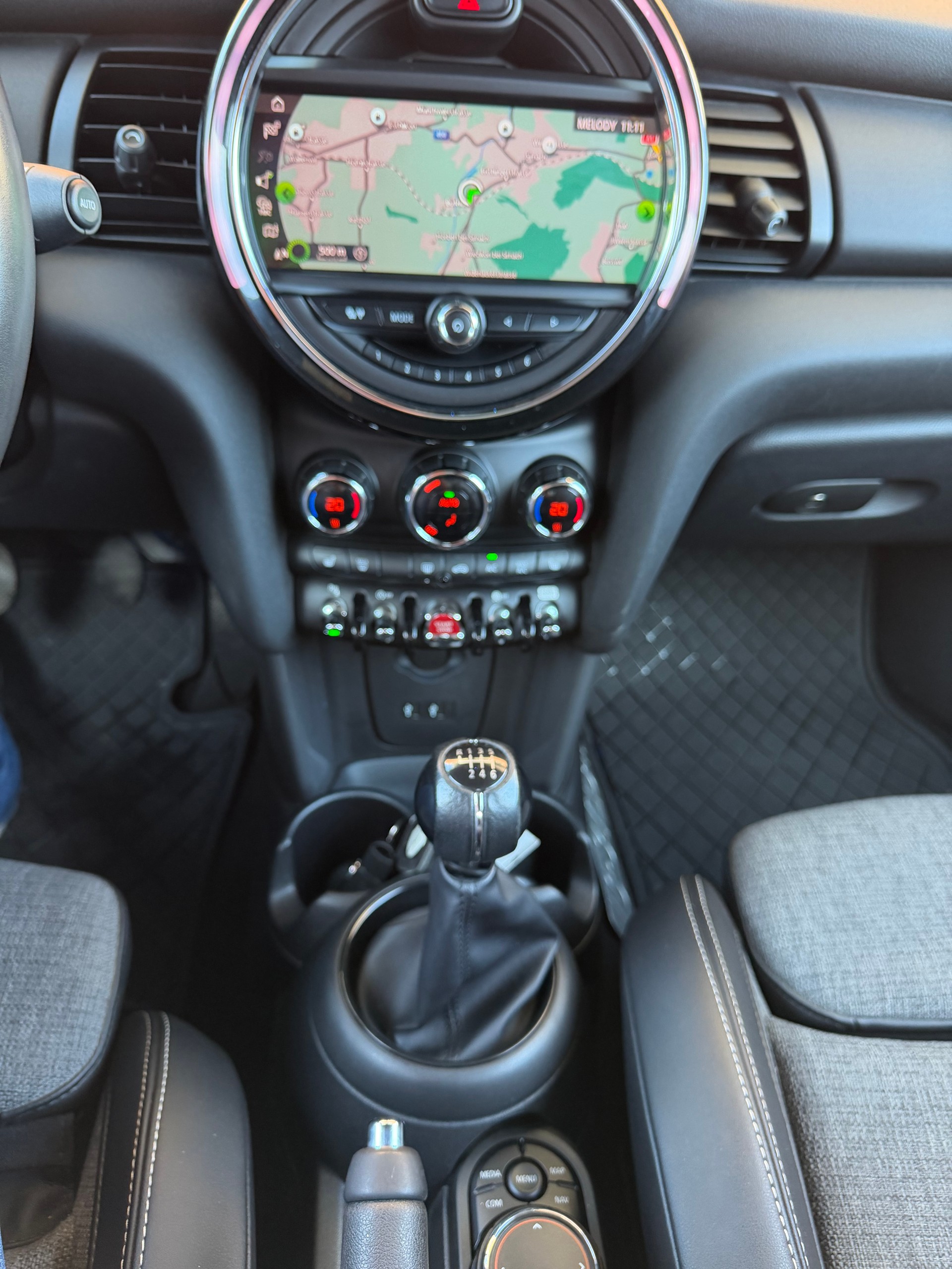 MINI One Cabriolet-image-9