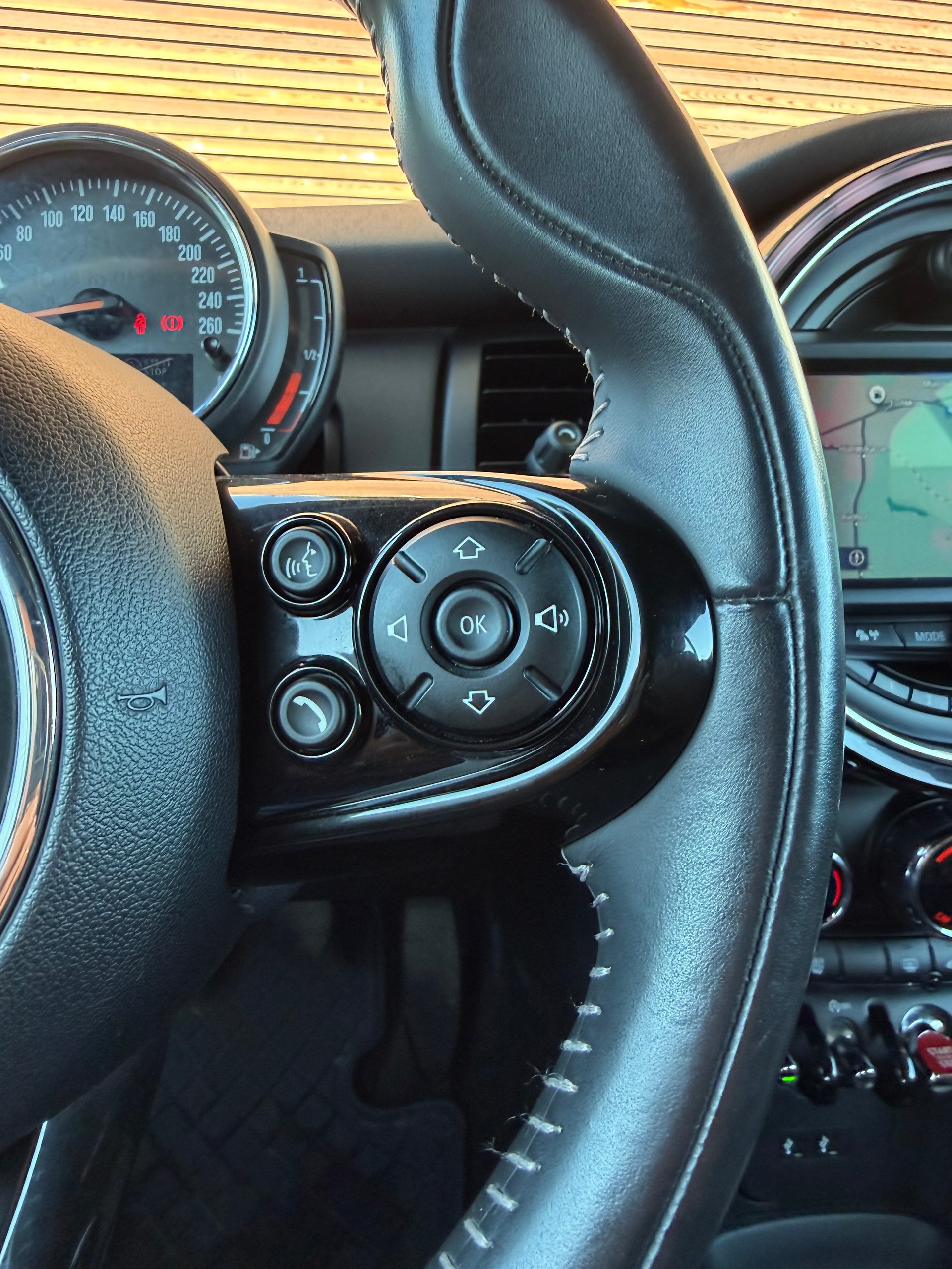 MINI One Cabriolet-image-7