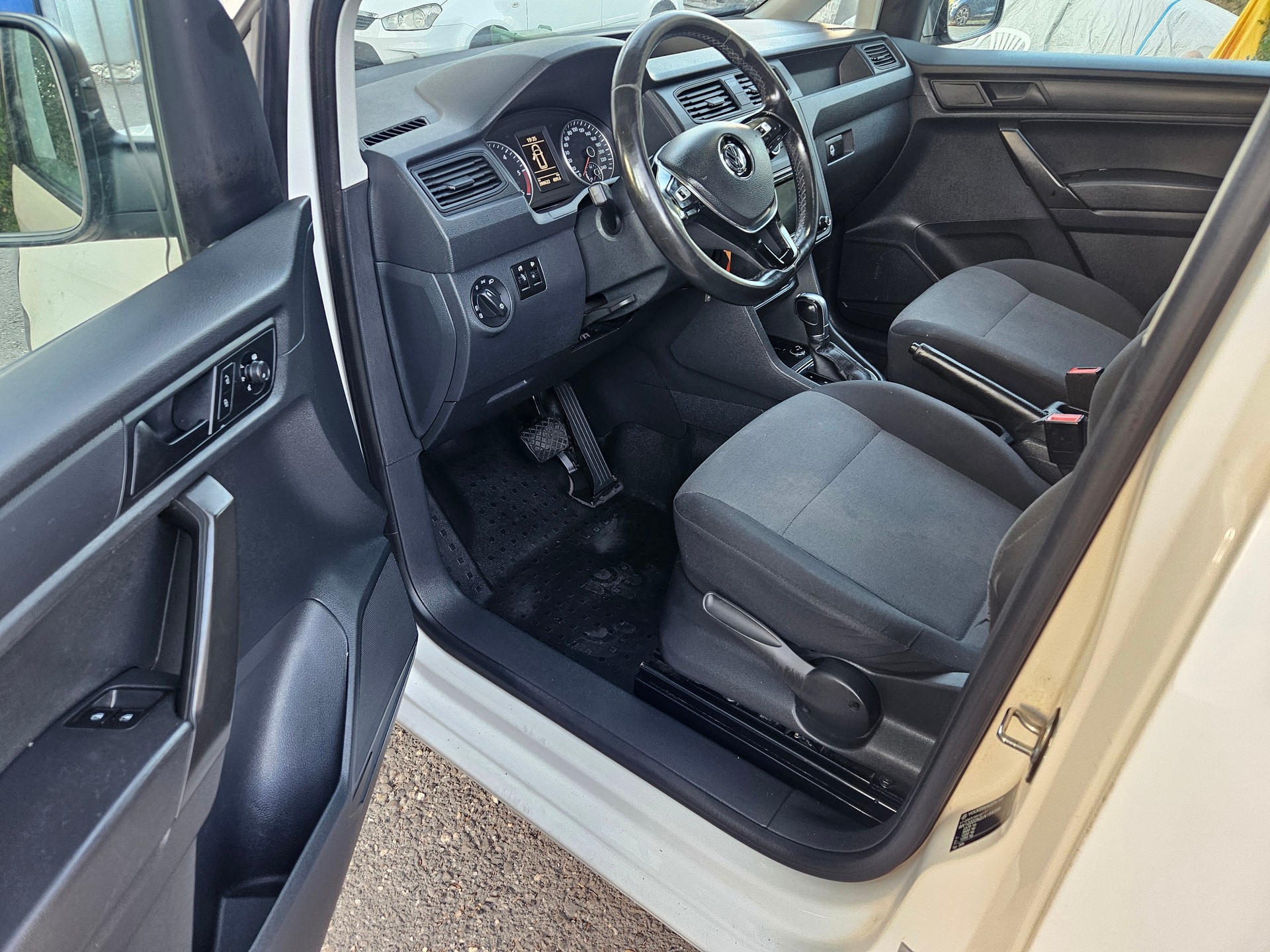 VW Caddy Maxi 2.0TDI 4Motion BlueMotion Technology DSG-image-12