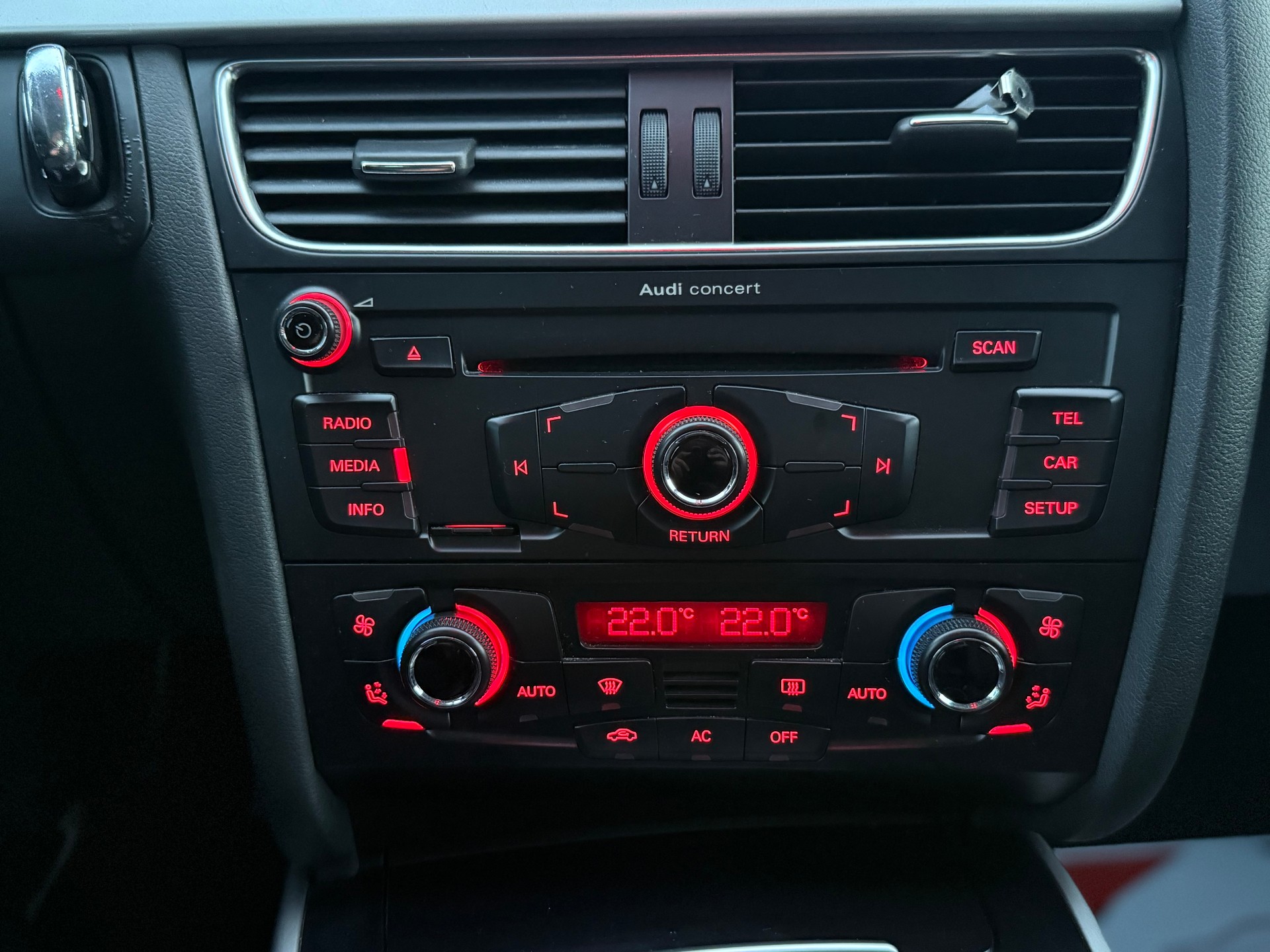 AUDI A4 Limousine 1.8 TFSI multitronic-image-10
