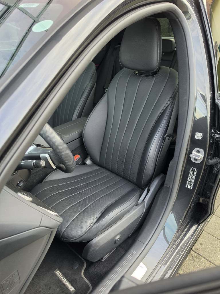 MERCEDES-BENZ E 200 4Matic AMG Line-image-5