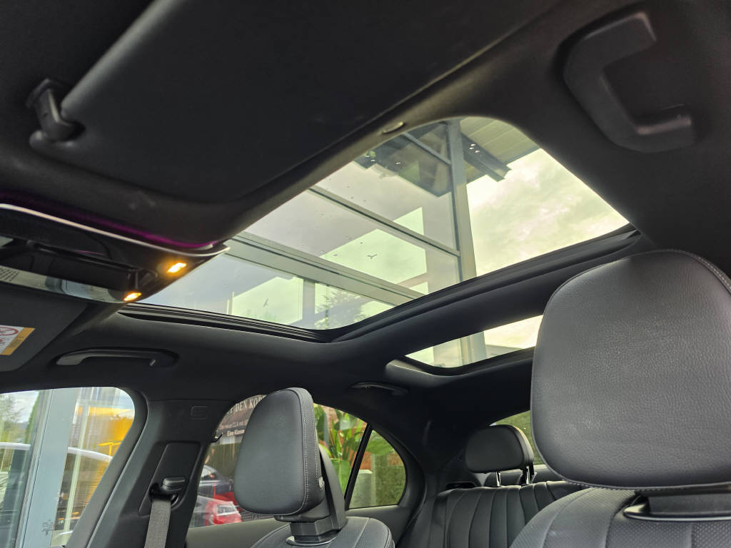 MERCEDES-BENZ E 200 4Matic AMG Line-image-4