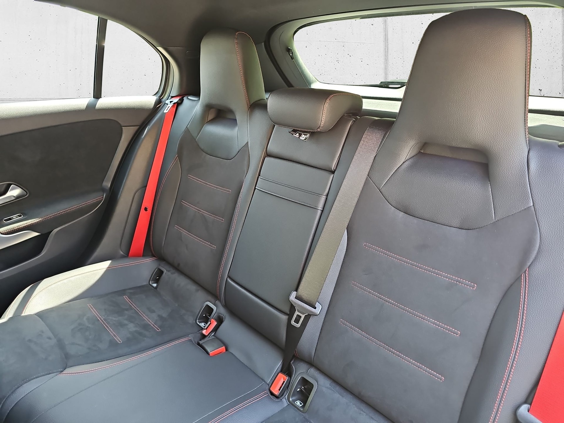 MERCEDES-BENZ A 35 AMG 4Matic Speedshift-image-23