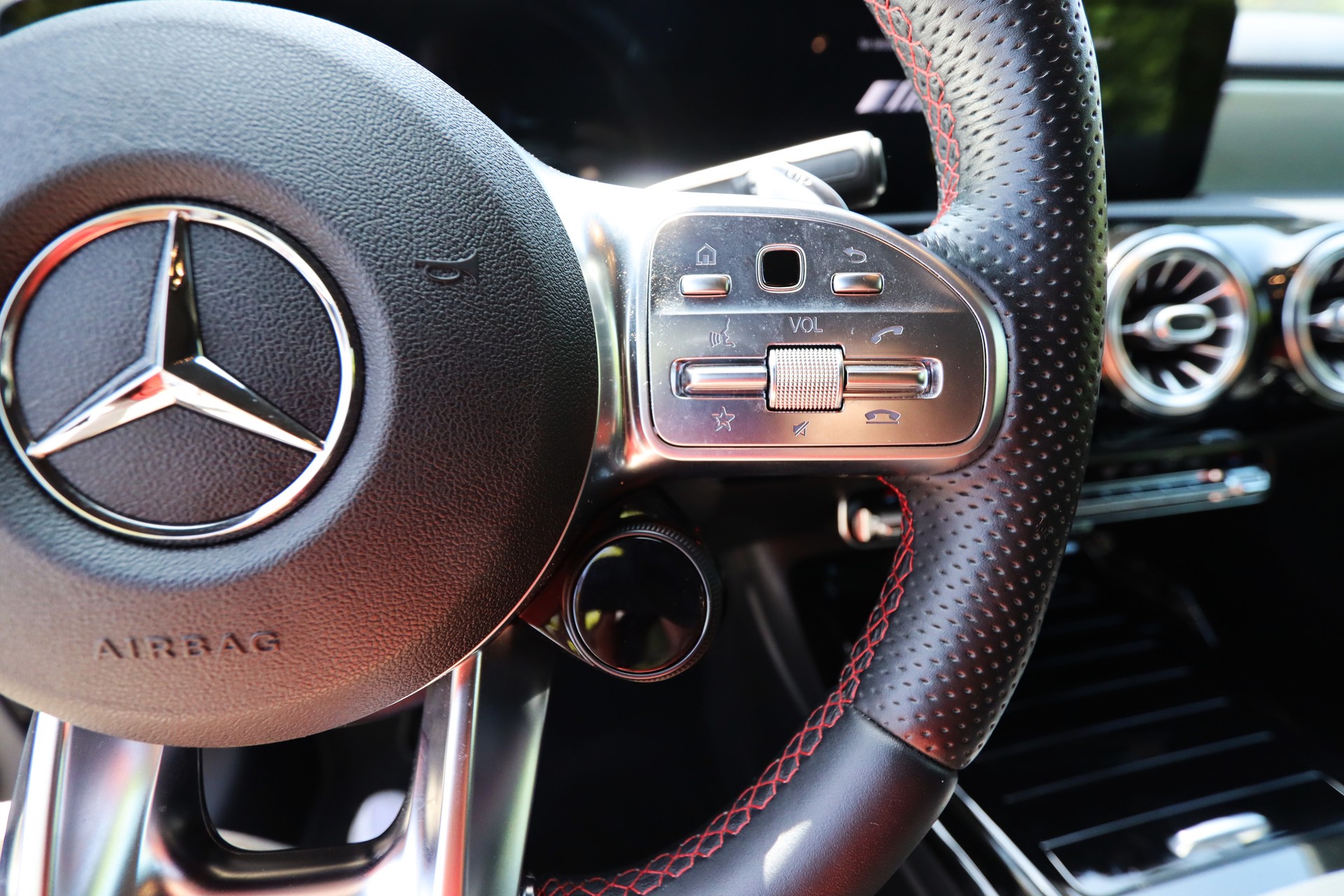 MERCEDES-BENZ A 35 AMG 4Matic Speedshift-image-16