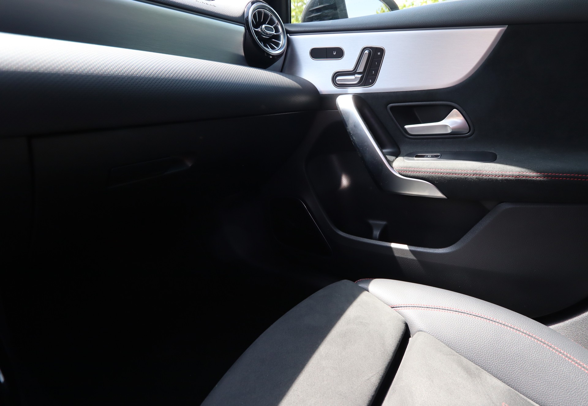 MERCEDES-BENZ A 35 AMG 4Matic Speedshift-image-21