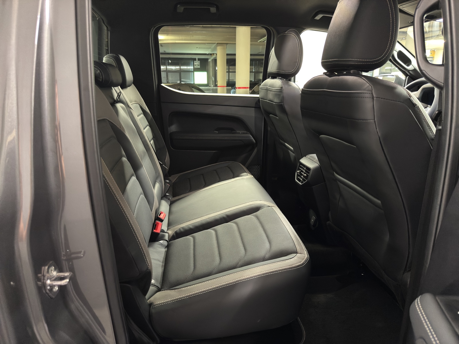 VW Amarok DKab. Pick-up 3.0 TDI 240 Aventura Winter 2 4m-image-9
