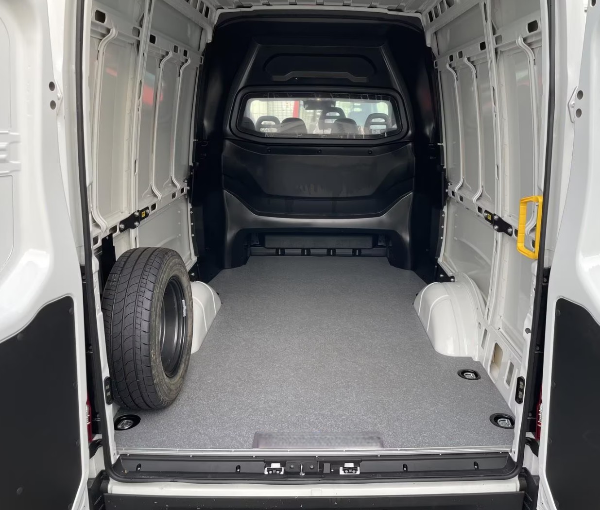 IVECO 35 S 14 D mit AHK-image-2
