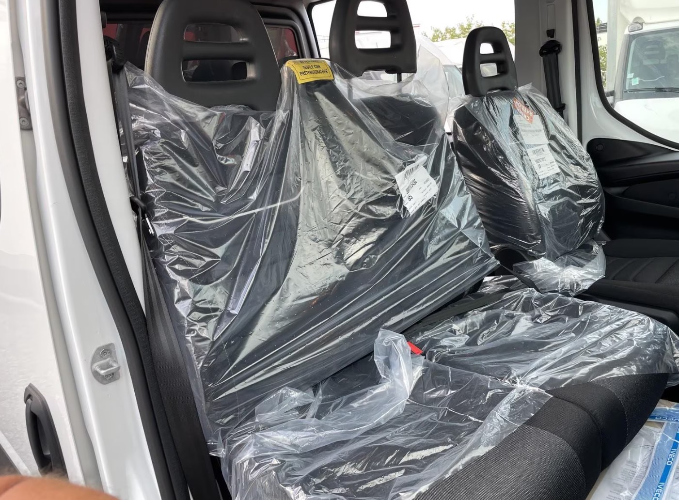 IVECO 35 S 14 D mit AHK-image-4