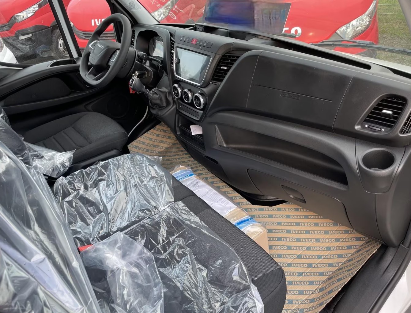 IVECO 35 S 14 D mit AHK-image-3