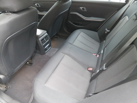 BMW 320d xDrive 48V Touring-image-10
