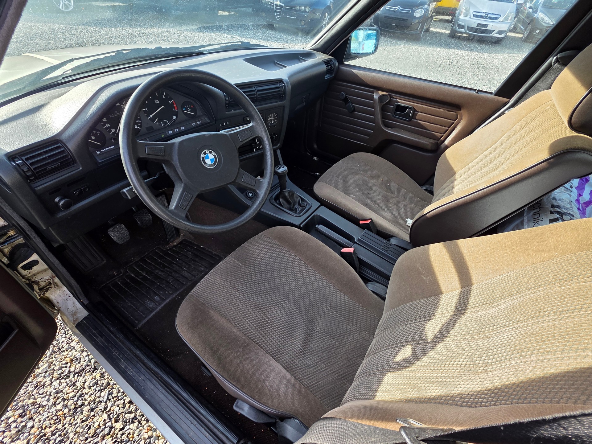 BMW 318i-image-9