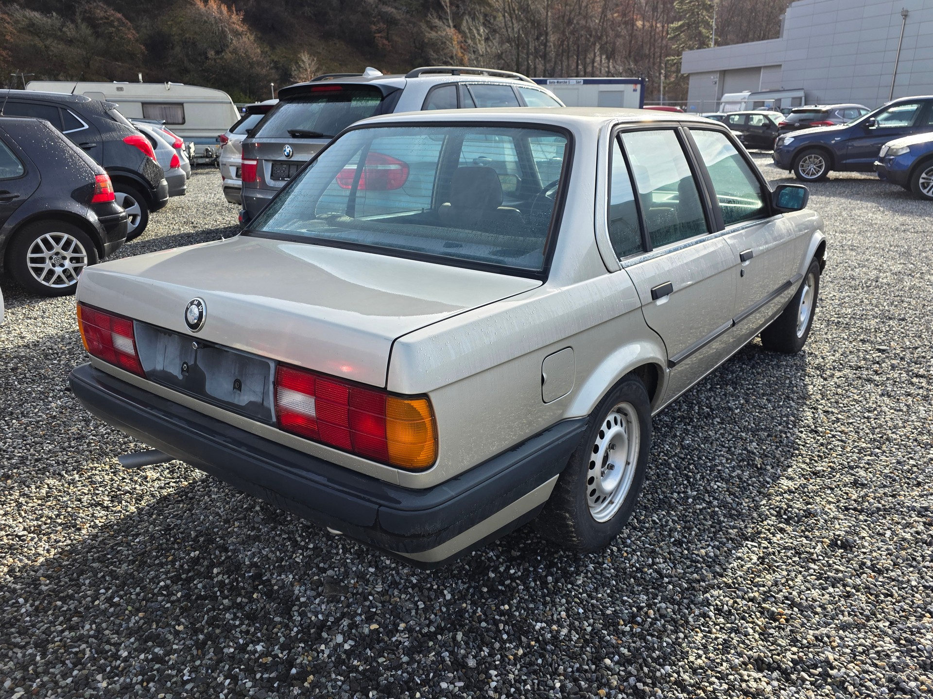 BMW 318i-image-6