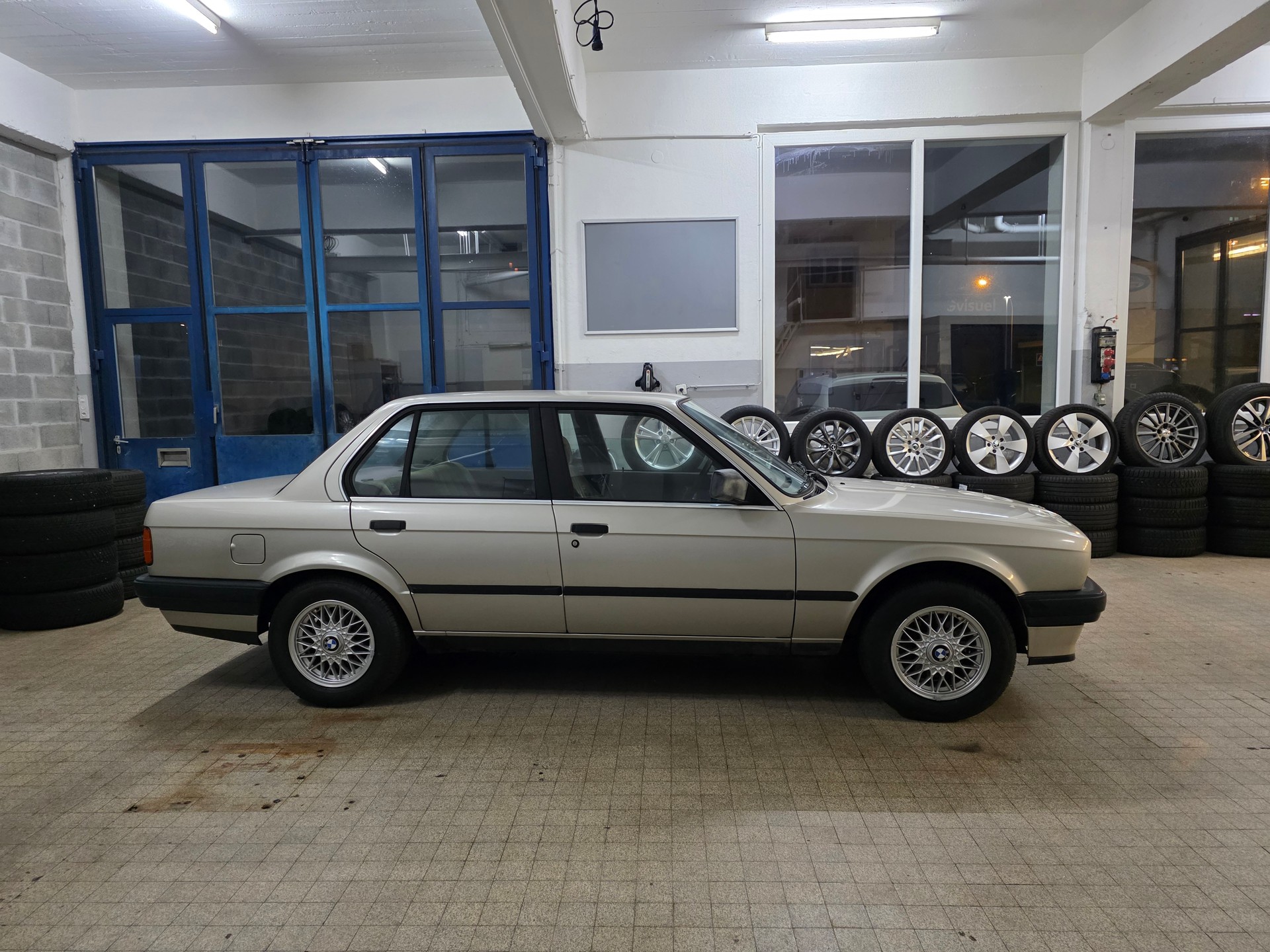 BMW 318i-image-2