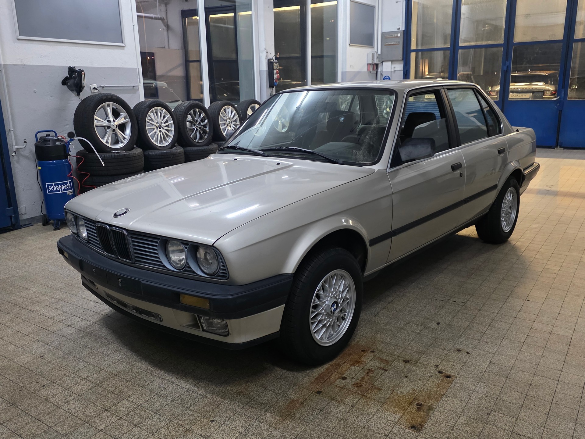BMW 318i-image-0