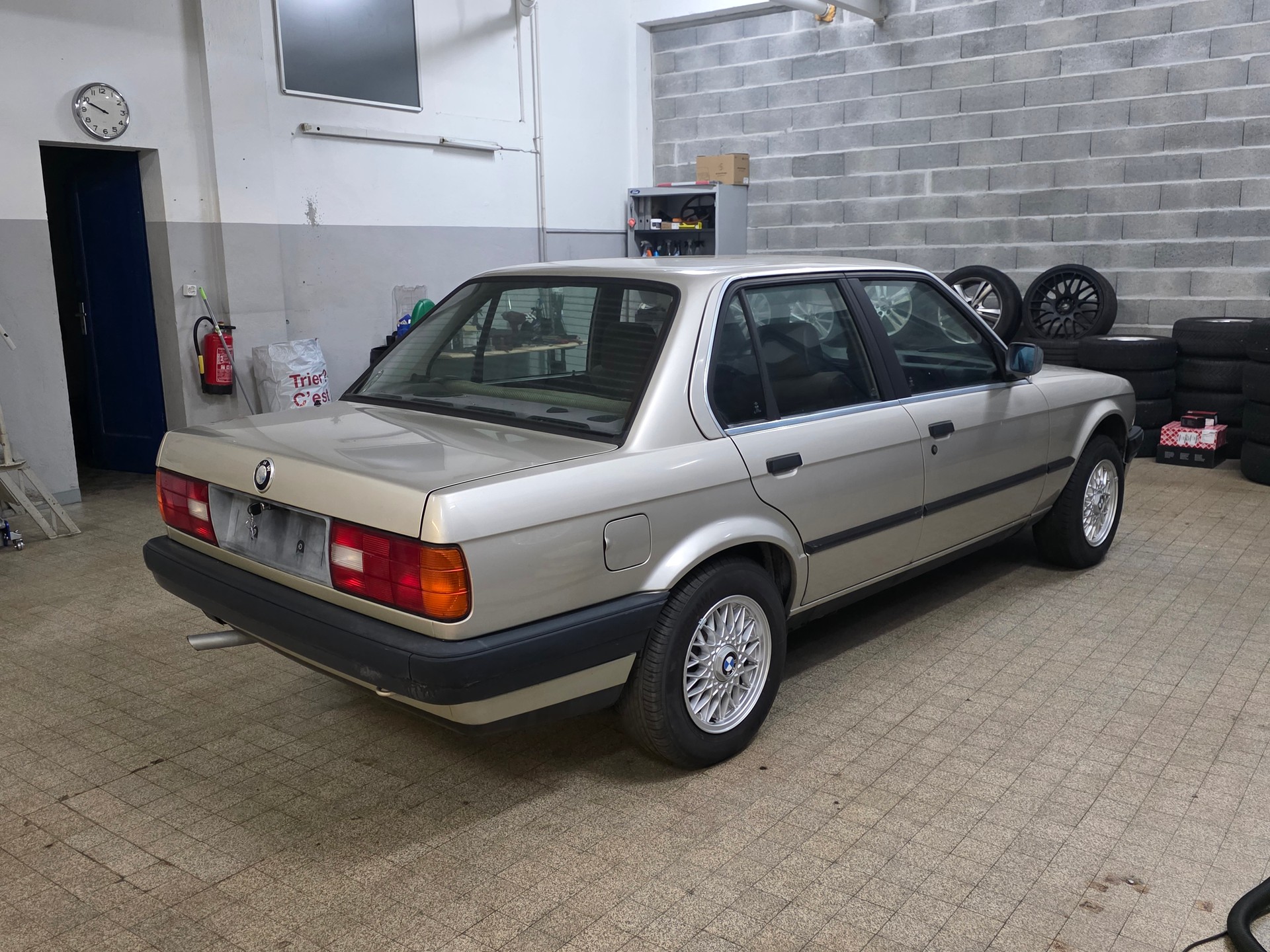 BMW 318i-image-1