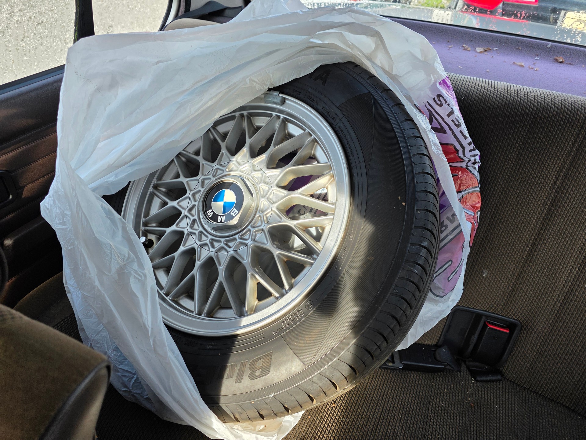 BMW 318i-image-12