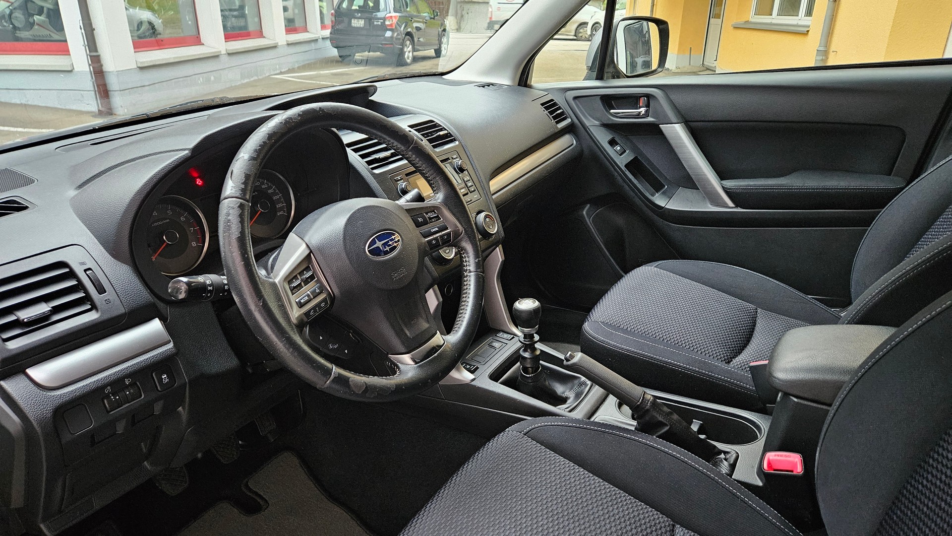 SUBARU Forester 2.0i Swiss-showroom-element-1