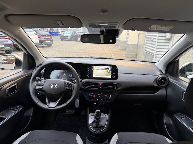 HYUNDAI i10 1.2 Amplia AMT5-image-9