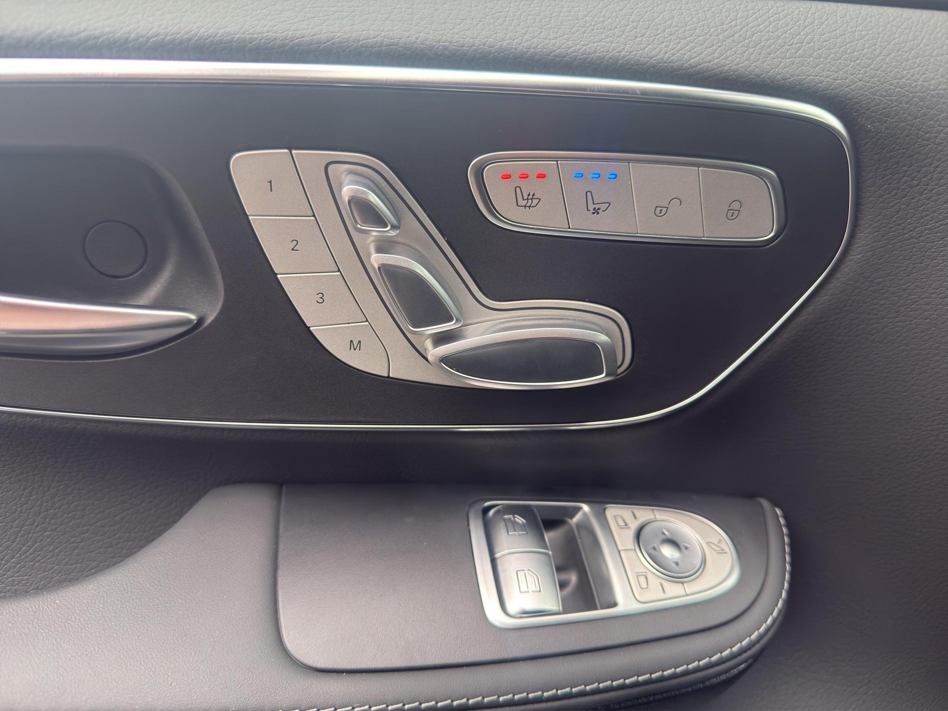 MERCEDES-BENZ V 300 d Exclusive lang 4m Van-image-11