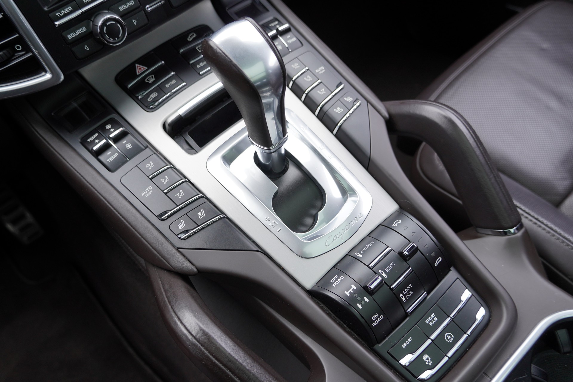 PORSCHE Cayenne Turbo-image-9